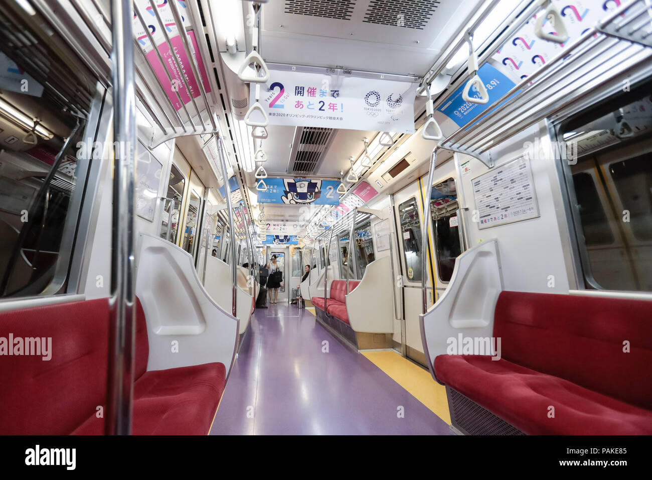 Poster von Tokyo 2020 die Olympischen und Paralympischen Spiele sind innerhalb der Tokyo Metro U-Bahn Auto in Tochomae Station am Juli 24, 2018, Tokyo, Japan gesehen. Tokio fährt für die Olympischen und Paralympischen Spiele Eingestellt am 24. Juli 2020 zu öffnen. Credit: Rodrigo Reyes Marin/LBA/Alamy leben Nachrichten Stockfoto