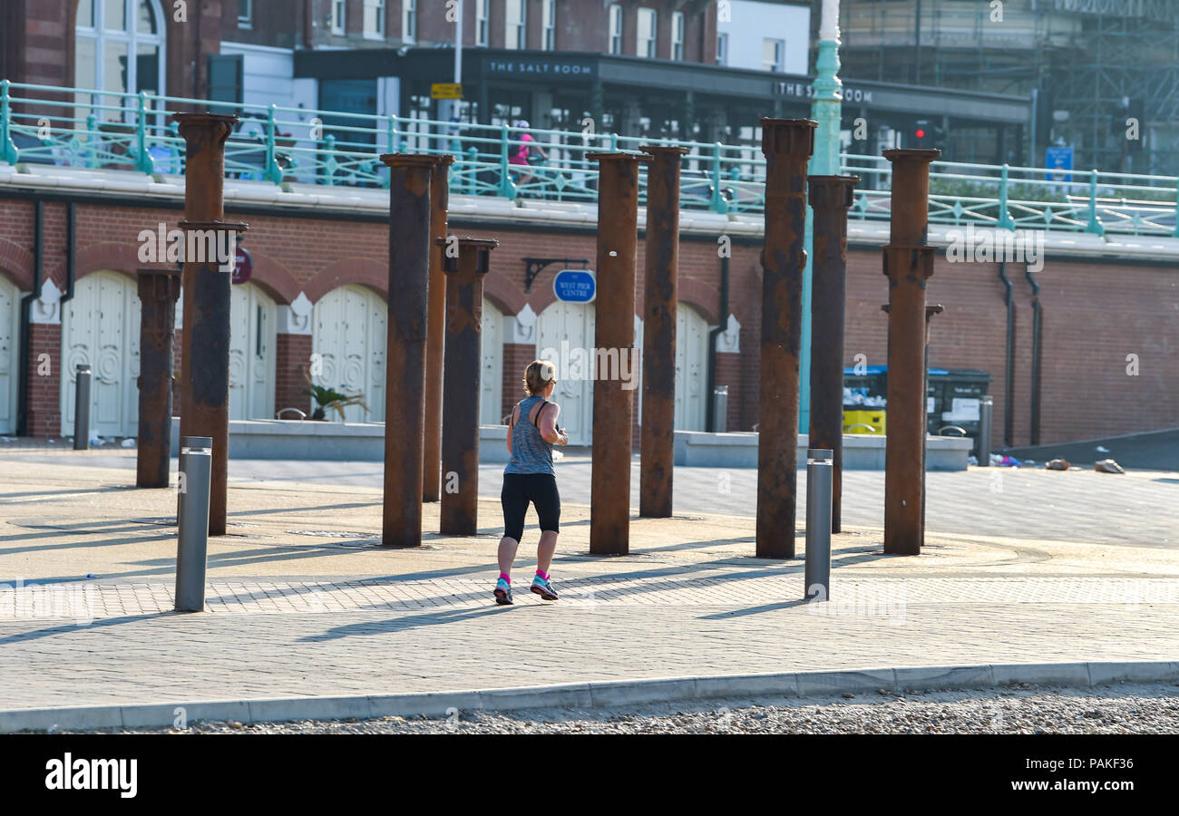 Brighton UK 24. Juli 2018 - ein Läufer auf Brighton Seafront am frühen Morgen, als die Hitzewelle in einigen Teilen von Großbritannien mit einem gelben Warnung ausgegeben, und die Menschen geraten, aus der Sonne während der heißesten Teile des Tages: Simon Dack/Alamy Leben Nachrichten zu bleiben weiterhin Stockfoto