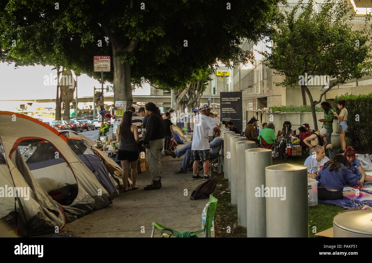 Los Angeles, USA - 23. Juli 2018: Demonstranten Rally und außen Eis Detention Center in Los Angeles in der Innenstadt von Los Angeles am 23.07.1996 2018 besetzen. Sie sind nach wie vor die Konsilidierungsmassnahmen ein Fahrzeug Eingang von Zentrum und es Camping für 33 Tage in Vereinen mit Familien und inhaftierten Immigranten (Credit: Aydin Palabiyikoglu/Alamy leben Nachrichten Stockfoto