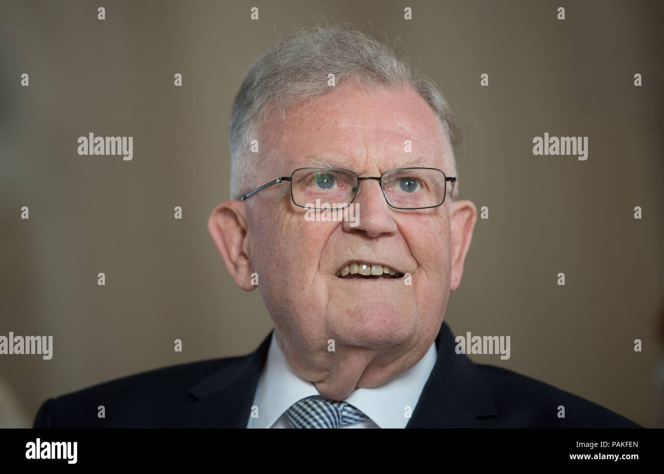 Stuttgart, Deutschland. 23. Juli 2018. Erwin Teufel, Ministerpräsident des Landes Baden-Württemberg, lächelt die Übergabe des Amtes des Präsidenten des Verfassungsgerichts des Landes Baden-Württemberg. Credit: Marijan Murat/dpa/Alamy leben Nachrichten Stockfoto