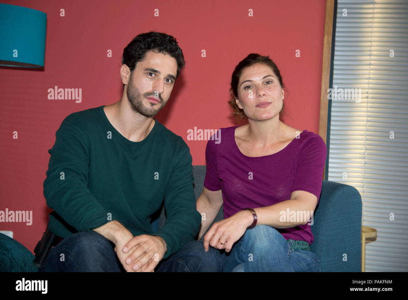 Schauspielerin Yasmina DJABALLAH in der Rolle der Polizeipsychologin Mina Baeumer, Schauspieler Jan KITTMANN in der Rolle des Chief Kommissar Thomas Waldeck, in der Beratung Zimmer posiert, Dreharbeiten für die 10-teilige RTL Crimedy "Der Klempner", die im Frühjahr 2019 ausgestrahlt wird. Aktion: Die polizeipsychologin Mina Baeumer arbeitet bei der Essener Polizei. Zusammen mit dem Chef der Kommissar Thomas Waldeck, sie nicht nur Polizei troupes in ihrer eigenen Art und Weise lösen, sondern auch die Lösung der Probleme ihrer Kunden mit Einfühlungsvermögen und Pragmatismus. Dreharbeiten in Köln am 23.07.2018 Â | Verwendung weltweit Stockfoto