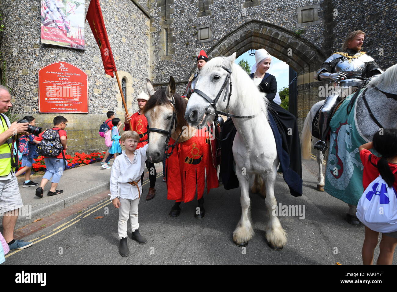 Menschen in Tracht mit Pferden vor dem Eingang zum Arundel Castle, am ersten Tag der Ritterturniere und Mittelalterliches Turnier Woche Turnier Woche (International) in Arundel, West Sussex, England, UK. Stockfoto