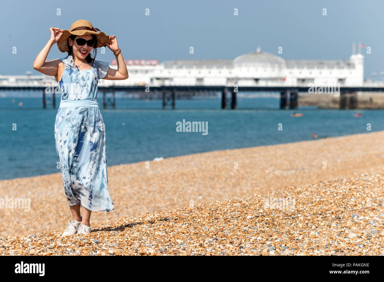 Brighton, UK. 24. Juli 2018. Touristen genießen der frischen Morgen, bevor es zu heiß wird auf Brighton Beach Credit: Andrew Hasson/Alamy leben Nachrichten Stockfoto