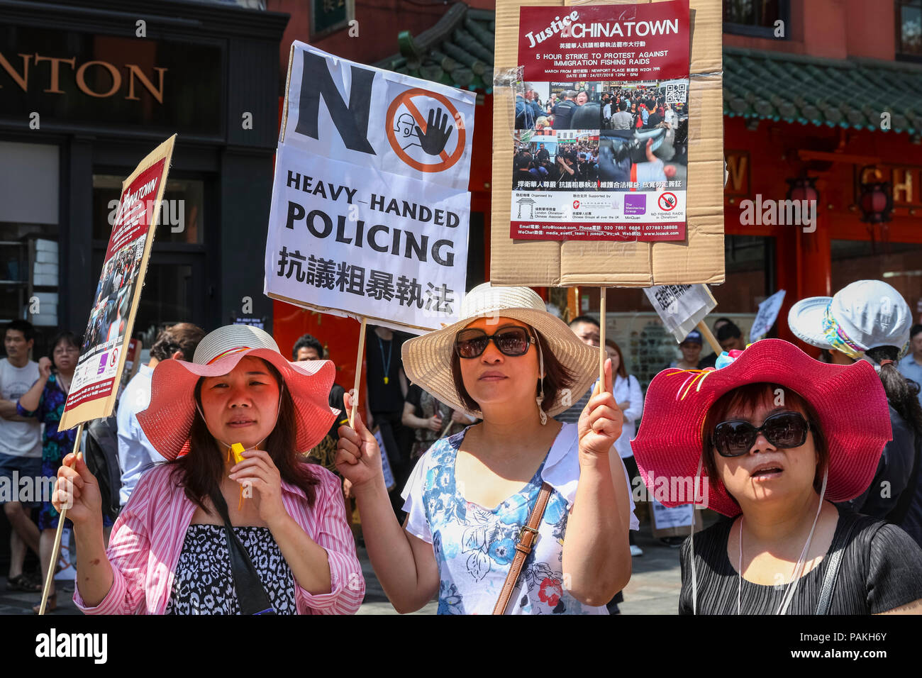 London, UK, 24. Juli 2018. Die Demonstranten comgregate in Chinatown. Unternehmen in Londons Chinatown Stufe eine 5-Stunden heruntergefahren Protest gegen den letzten Immigration Raids, und März von Chinatown mit dem Home Office in Westminster. Die Londoner Chinatown chinesische Association (LCCA) behauptet, unangemessenes Verhalten von Polizeibeamten während der Überfälle, dies wird von Scotland Yard bestritten. Credit: Imageplotter Nachrichten und Sport/Alamy leben Nachrichten Stockfoto