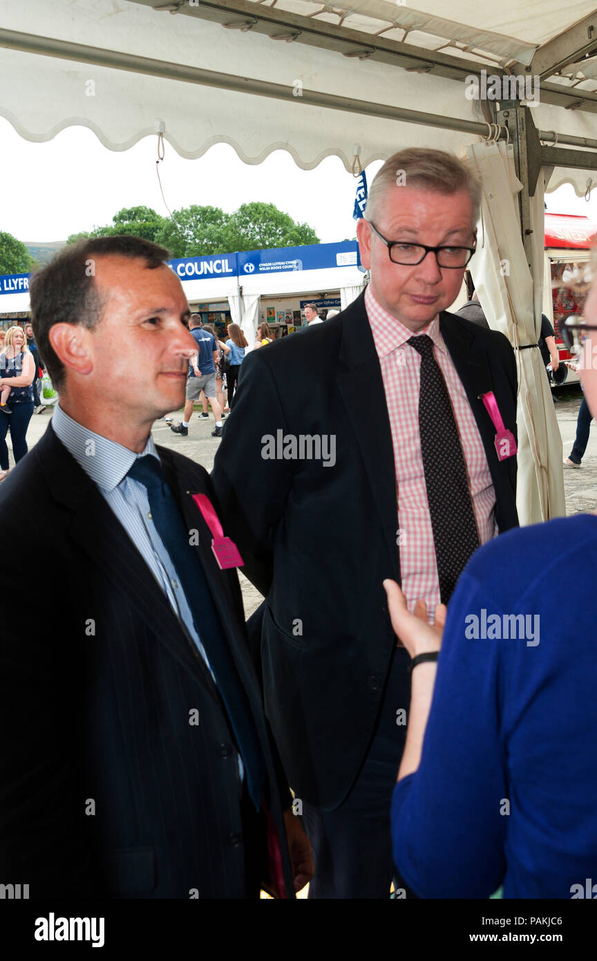 Llanelwedd, Powys, UK. 24. Juli 2018. (RSPB) Michael Gove, MP, Staatssekretär für Umwelt, Ernährung und ländliche Angelegenheiten, und Alun Cairns MP, Minister für Wales, besuchen Sie die Royal Welsh Landwirtschaft zeigen. Der Royal Welsh Landwirtschaft zeigen wird als der größte und renommierteste Veranstaltung ihrer Art in Europa gefeiert. Über 200.000 Besucher werden in dieser Woche über den vier Tag zeigen Zeitraum erwartet. Die erste Show war in Aberystwyth 1904 und lockte 442 Tiere Einträge. © Graham M. Lawrence/Alamy Leben Nachrichten. Stockfoto