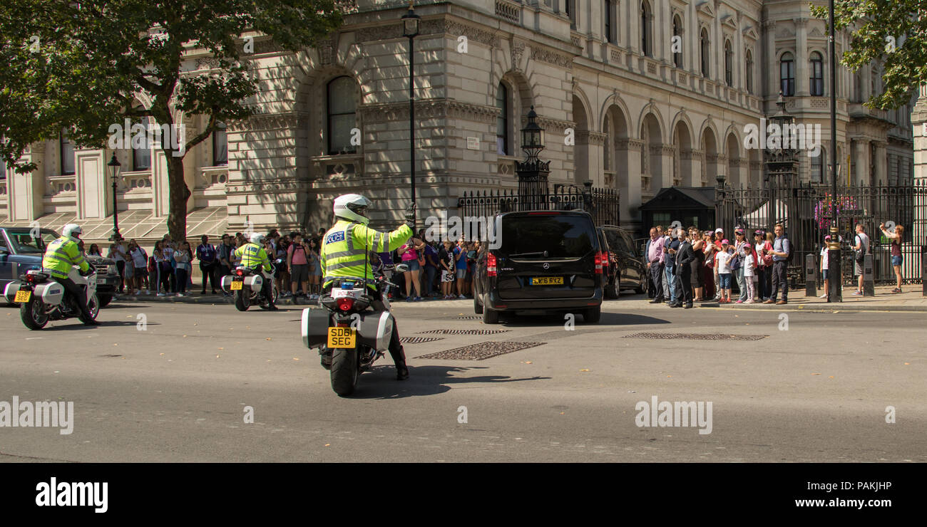 London, Großbritannien. 24. Juli 2018. Der Emir von Katar, Scheich Tamim Bin Hamad Al-Thani kommt mit Polizeieskorte in der Downing Street zu einem Treffen mit dem britischen Premierminister, Theresa. David Rowe/Alamy leben Nachrichten Stockfoto