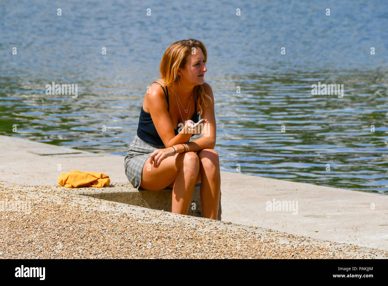 Oxford, Oxfordshire, UK. 24. Juli 2018. UK Wetter. Eine Frau sitzt auf der Treidelpfad neben der Themse in Oxford an einem heißen sonnigen Tag. Foto: Graham Jagd-/Alamy leben Nachrichten Stockfoto