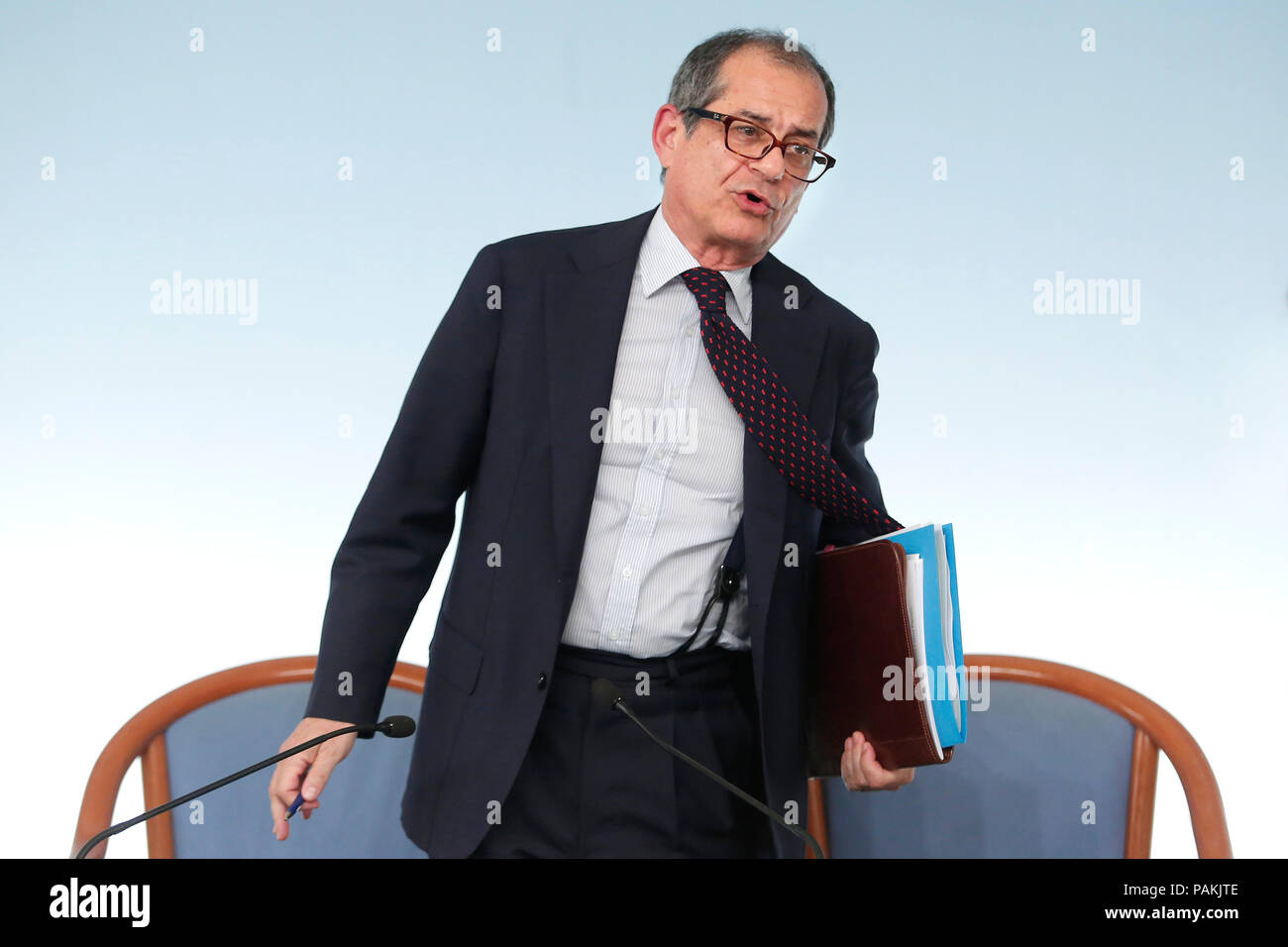 Minister für Wirtschaft Giovanni Tria Roma 24/07/2018. Conferenza stampa al Termine del Consiglio dei Ministri. Rom 24. Juli. Pressekonferenz am Ende der Minister. Foto Samantha Zucchi Insidefoto Stockfoto