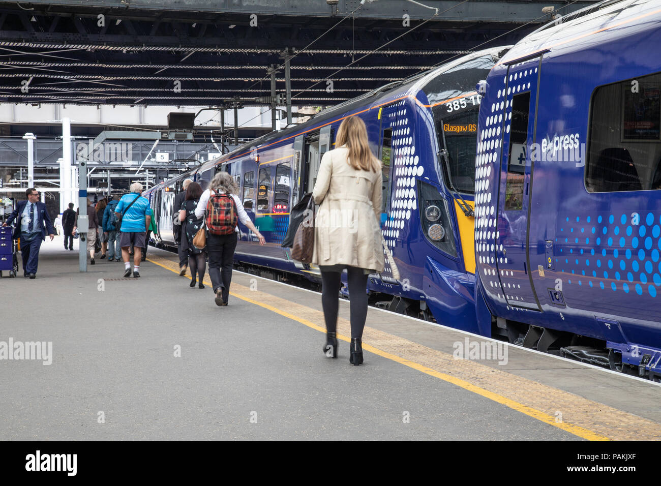 Marke Scotrails neue Klasse 385 am Bahnhof Glasgow Queen Street Station machen Ihre erste Fahrt mit Passagieren. Stockfoto