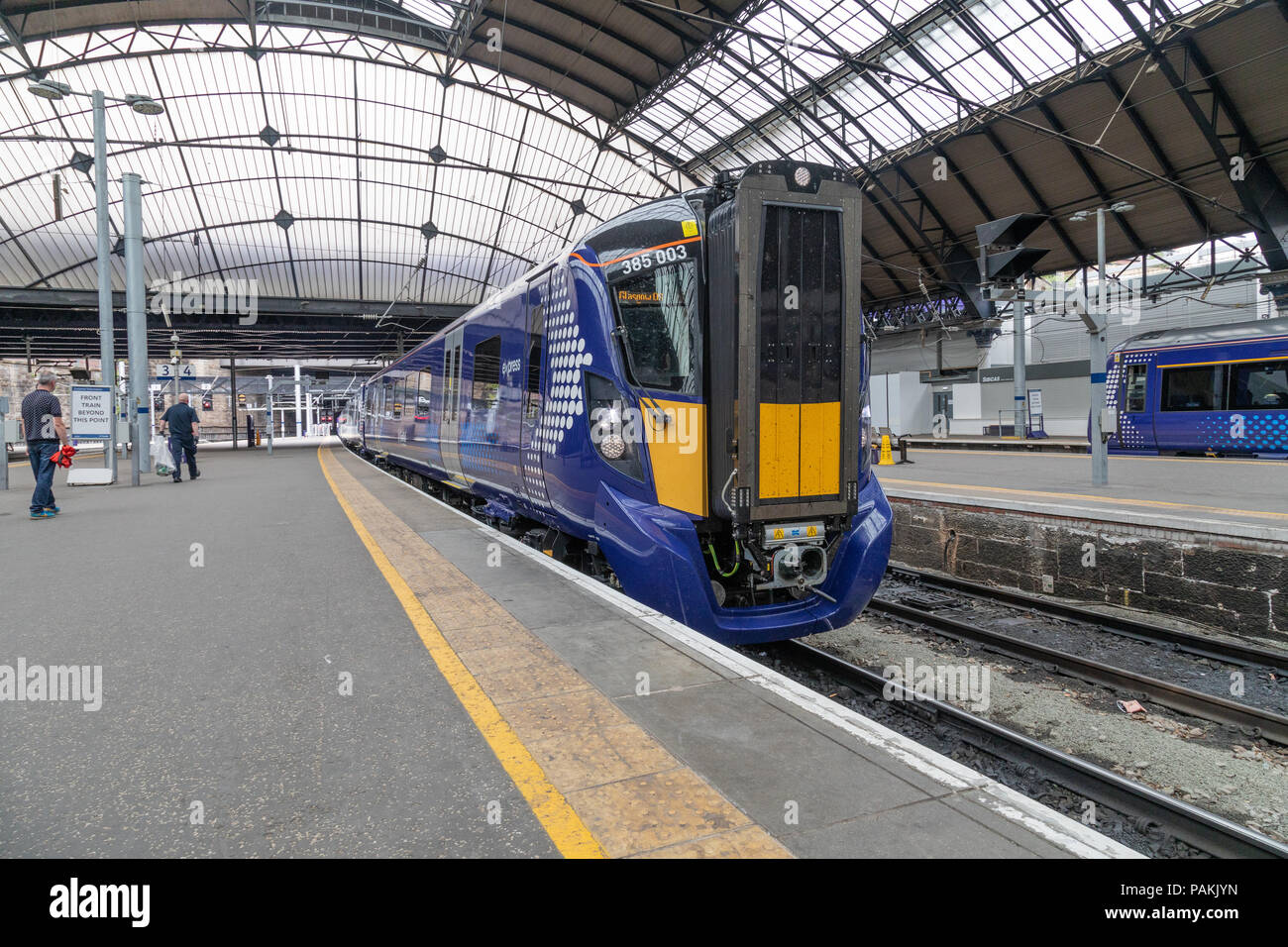 Marke Scotrails neue Klasse 385 am Bahnhof Glasgow Queen Street Station machen Ihre erste Fahrt mit Passagieren. Stockfoto
