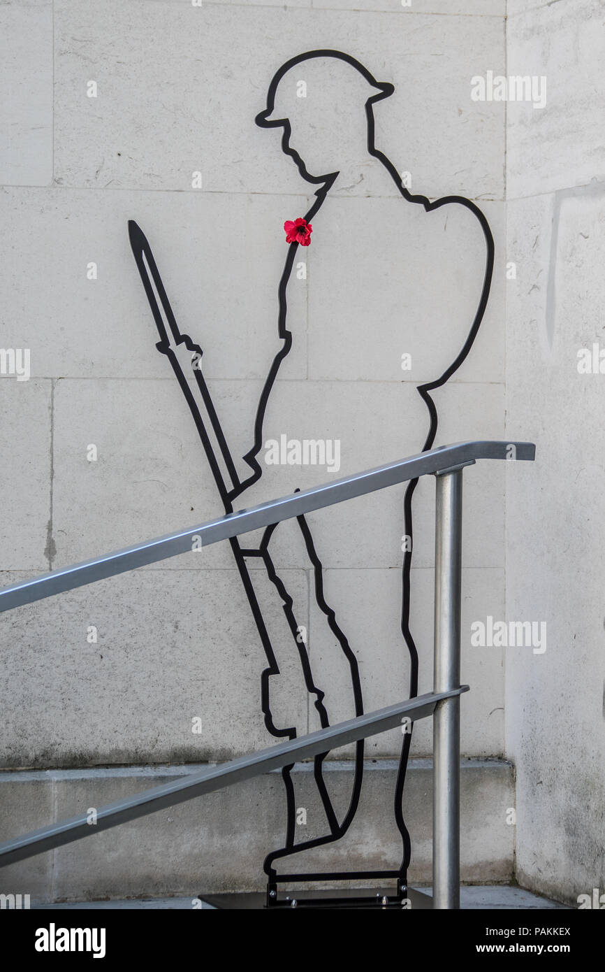 London, Großbritannien. 24. Juli 2018. Die Silhouette eines Weltkrieges eine Tommy mit einem einzigen Roter Mohn im Verteidigungsministerium in Central London, ist Teil einer 'erinnert' Projekt. Quelle: David Rowe/Alamy leben Nachrichten Stockfoto