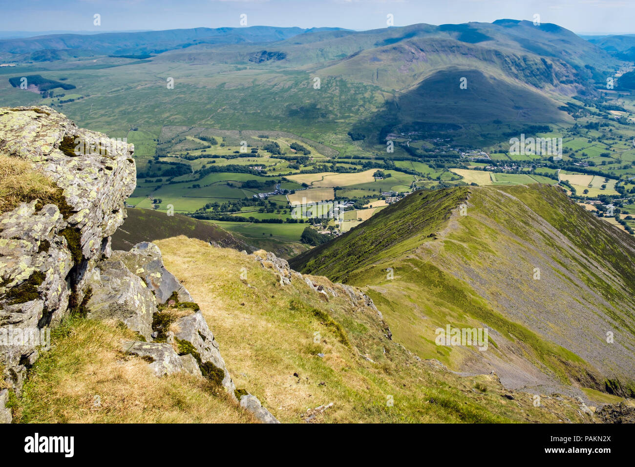 Blick hinunter Hallen fiel oben auf Blencathra (Saddleback) Gipfelgrat zu Threlkeld, in den nördlichen Nationalpark Lake District, Cumbria, England, Großbritannien, Großbritannien Stockfoto