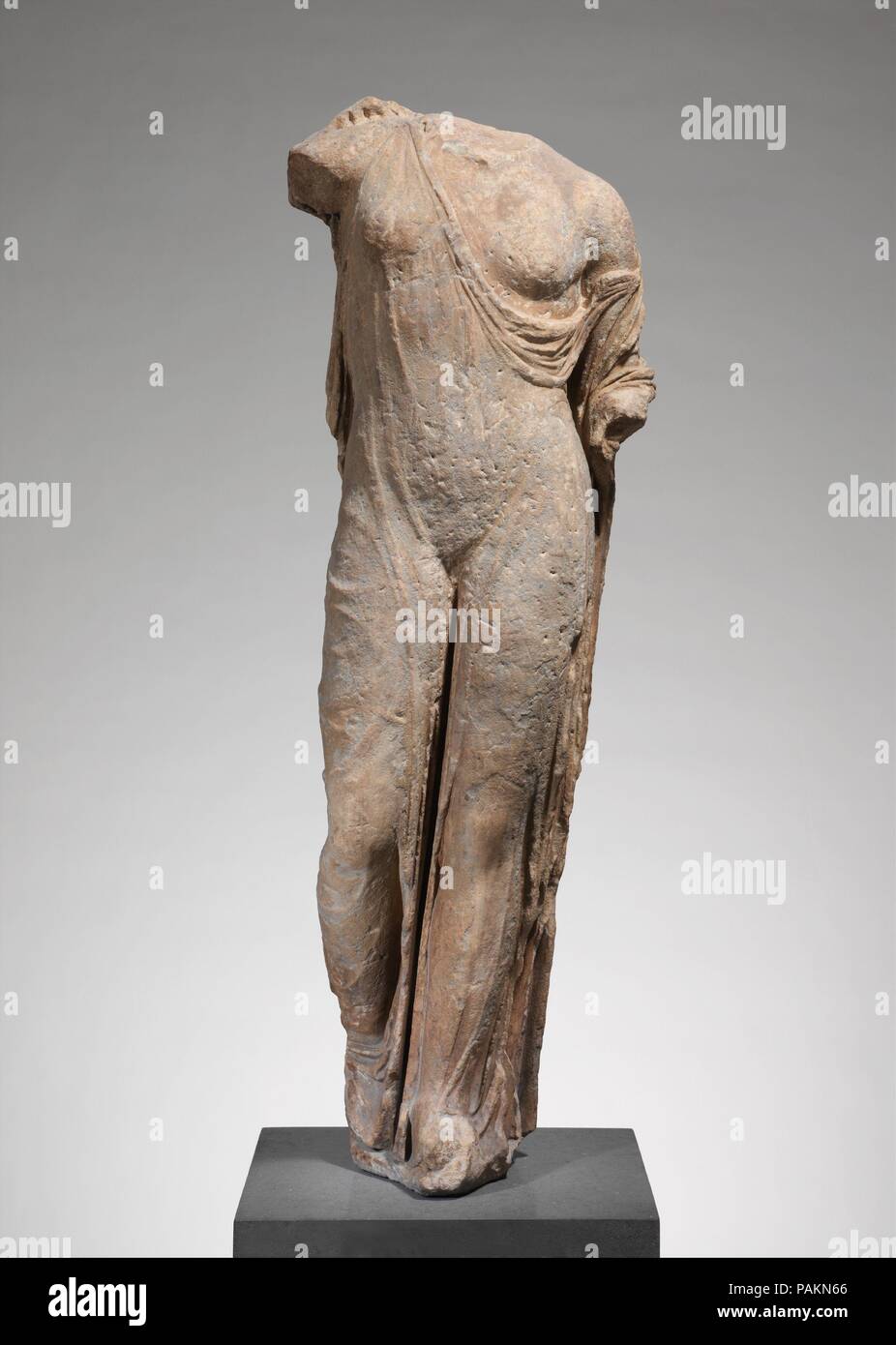 Marmor statue der Aphrodite, die so genannte Venus Genetrix. Kultur: Roman. Abmessungen: H.59 cm. (151,1 cm). Datum: 1.-2. Jh. N.CHR.. Kopie eines Griechischen Bronzestatue des späten 5. Jahrhundert v. Chr. zu Kallimachos diese Göttin trägt ein ärmelloses, ungirt Chiton von dünnen klammerte sich Material, das jeder Kontur Ihres Körpers offenbart zugeschrieben. Ihre Pose - zwischen Stehen und Gehen - wurde von dem Bildhauer Polykleitos in der Mitte entwickelt - fünften Jahrhundert v. Chr. Sie ursprünglich hob eine Flanke von Ihrem himation (Mantel) mit der rechten Hand und wahrscheinlich einen Apfel in der anderen gehalten wird. Museum: Metropolitan Museum der Kunst Stockfoto