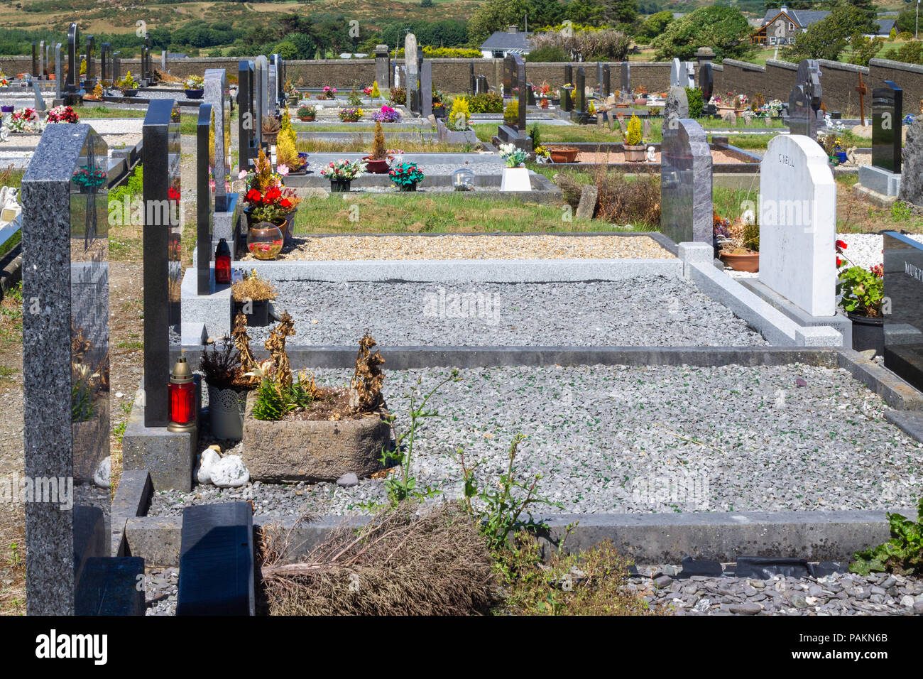 Die Entwicklung des ländlichen Friedhofs oder Friedhof oder Friedhof umgeben von Feldern. Stockfoto