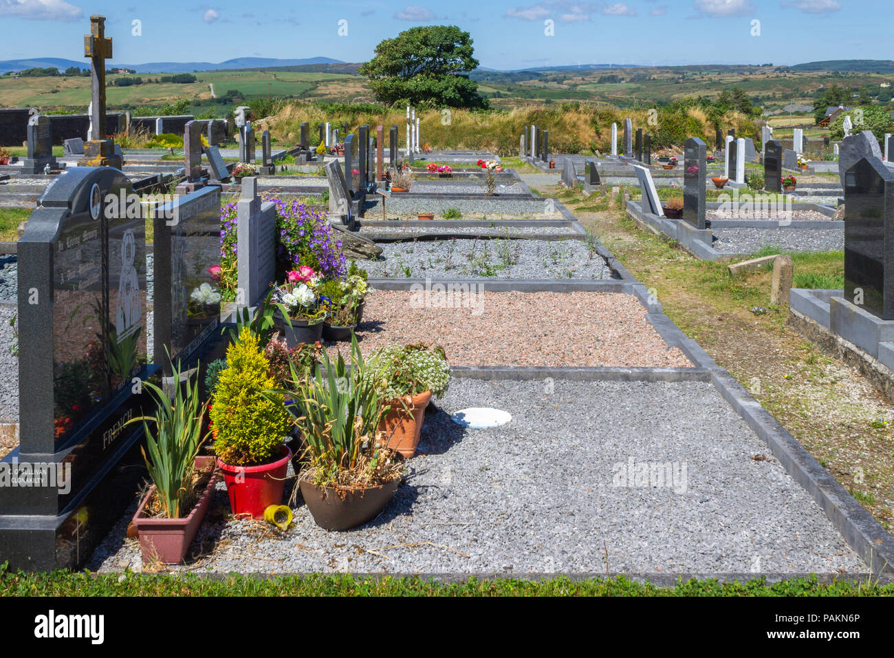 Die Entwicklung des ländlichen Friedhofs oder Friedhof oder Friedhof umgeben von Feldern. Stockfoto