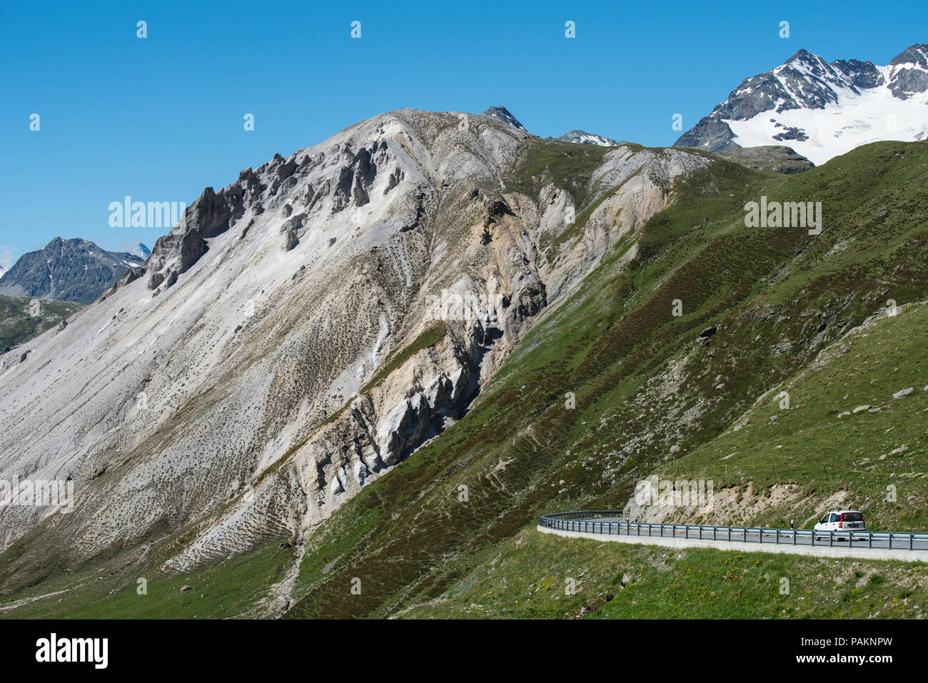 Livigno Pass Forcola di Livigno, (el. 2315 m.) ist ein hoher Berg in den Alpen an der Grenze zwischen dem Kanton Graubünden in der Schweiz und Stockfoto