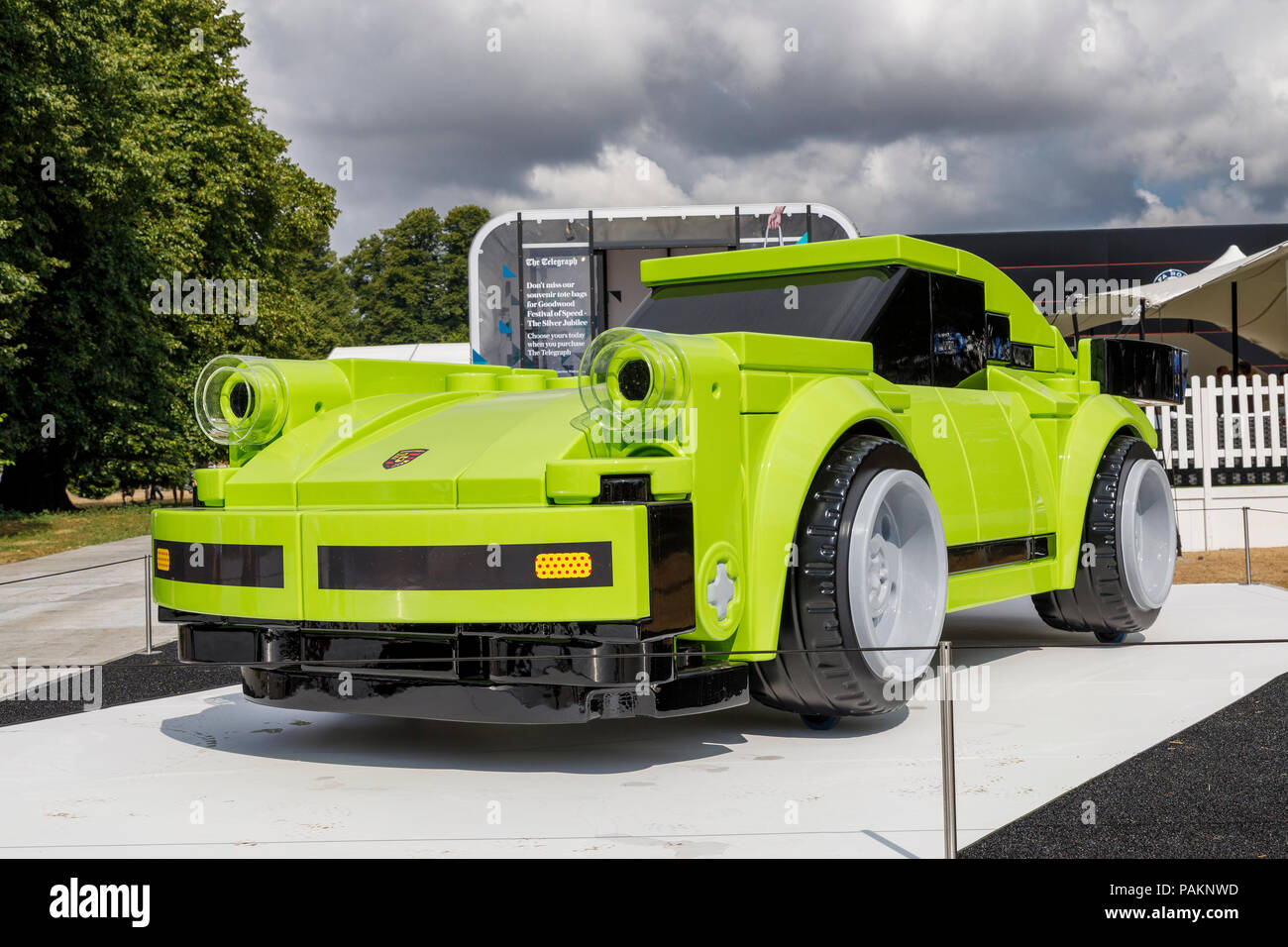 Übergroße Lego Modell Porsche 911 Auto, feiern 70 Jahre Porsche, Am Goodwood Festival 2018 von Geschwindigkeit, Sussex, UK. Stockfoto