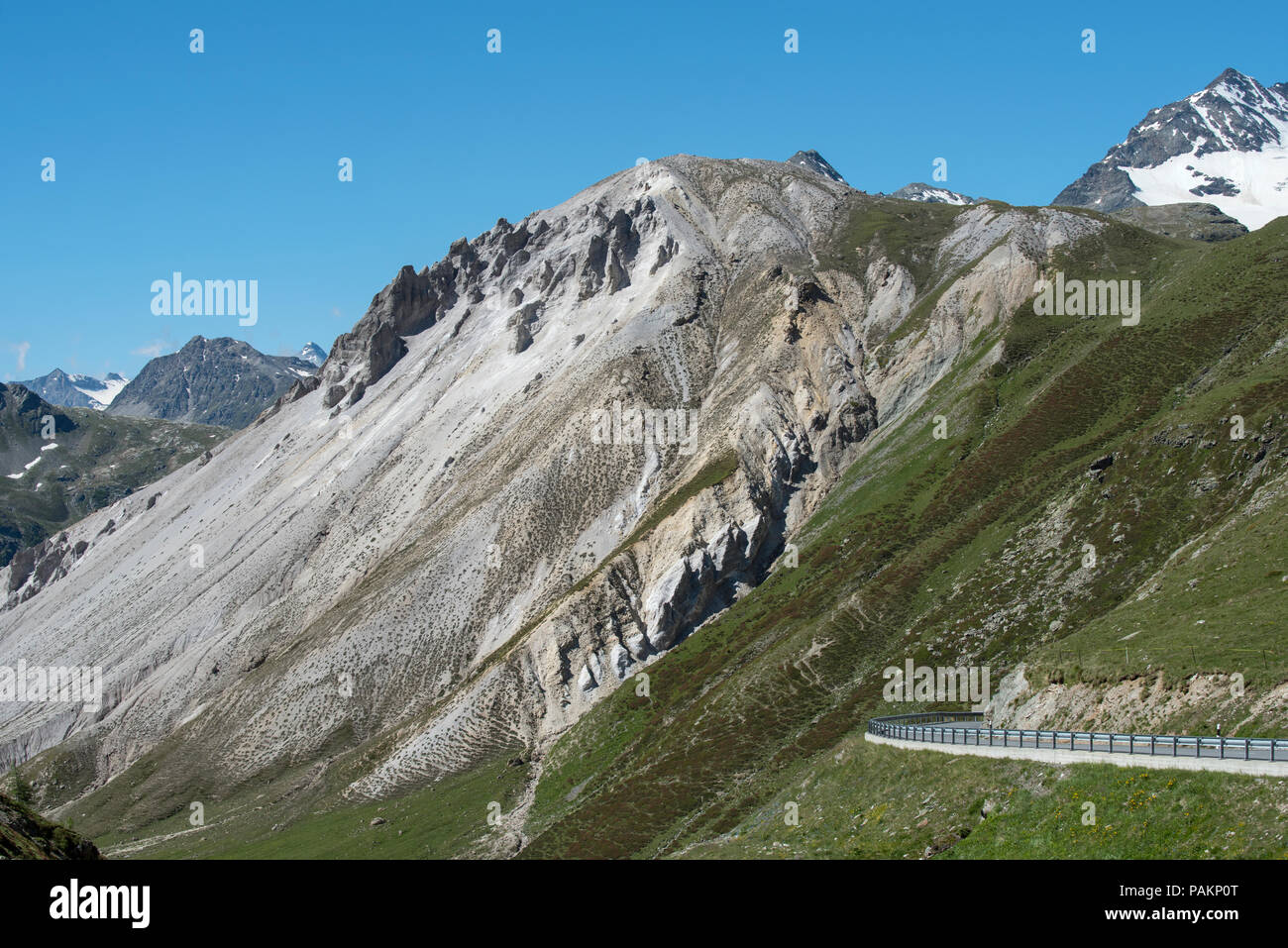 Livigno Pass Forcola di Livigno, (el. 2315 m.) ist ein hoher Berg in den Alpen an der Grenze zwischen dem Kanton Graubünden in der Schweiz und Stockfoto