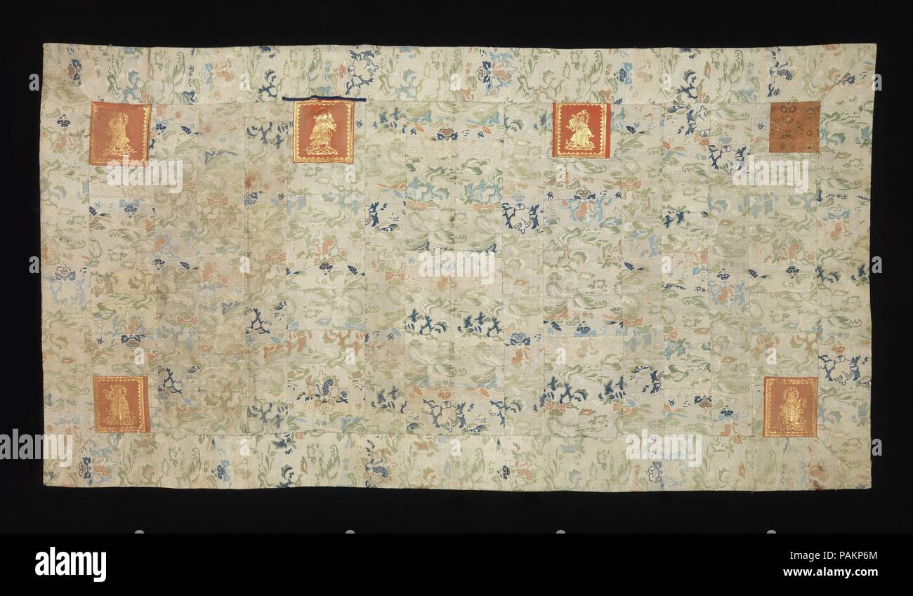 Buddhistische Parament (Kesa) mit figürlichen Quadrate. Kultur: Japan. Abmessungen: 46 x 82 in. (116.84 x 208.28 cm). Datum: 18. Die wichtigsten buddhistischen Investment, bezeichnet kashaya in Sanskrit und Kesa in Japanisch, können angesehen werden viele verschiedene Möglichkeiten: wie ein Kleid Unterscheidung Geistliche aus Laien; als textile in Übereinstimmung mit den Regeln einer Schule; als Produkt der frommen Spende von Tuch; und sogar als eine vereinfachte Darstellung der buddhistischen Welt, oder Mandala. In Japan, das Kesa Standard für esoterische buddhistische Rituale besteht aus einem grenzt Patchwork mit sieben Spalten (jo), die Sho Stockfoto