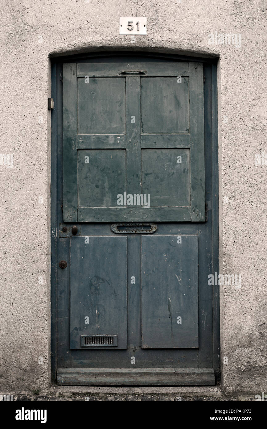 Alte blau lackiert bewaldeten Tür, Honfleur, Normandie, Frankreich Stockfoto