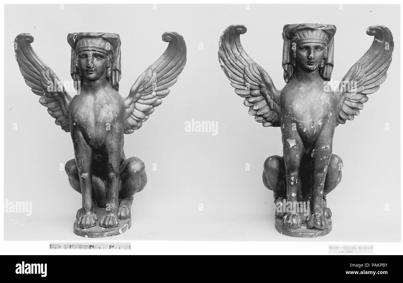 Geflügelten Sphinx (einer von ein paar). Kultur: Französisch. Abmessungen: Insgesamt: 10 3/16 x 9 5/16 x 4 15/16 in. (25,9 × 23,7 × 12,5 cm). Datum: Ende des 18. Jahrhunderts. Museum: Metropolitan Museum of Art, New York, USA. Stockfoto