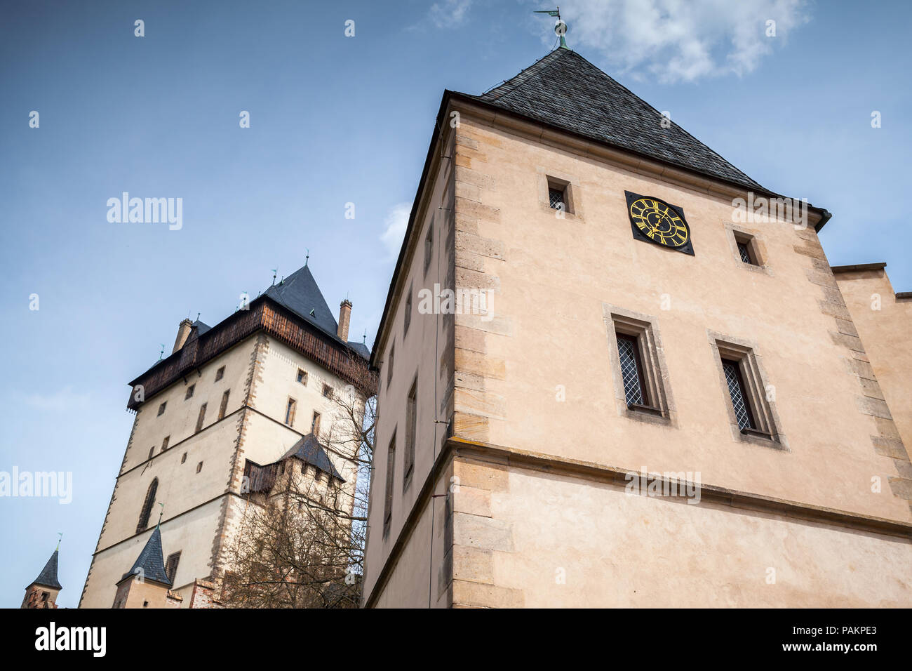 Burg Karlstein Fassade unter blauem Himmel. großen gotischen Burg 1348 CE von Karl IV., Kaiser des Heiligen Römischen Reiches gegründet - Wählen und König von Böhmen. In Ka entfernt Stockfoto