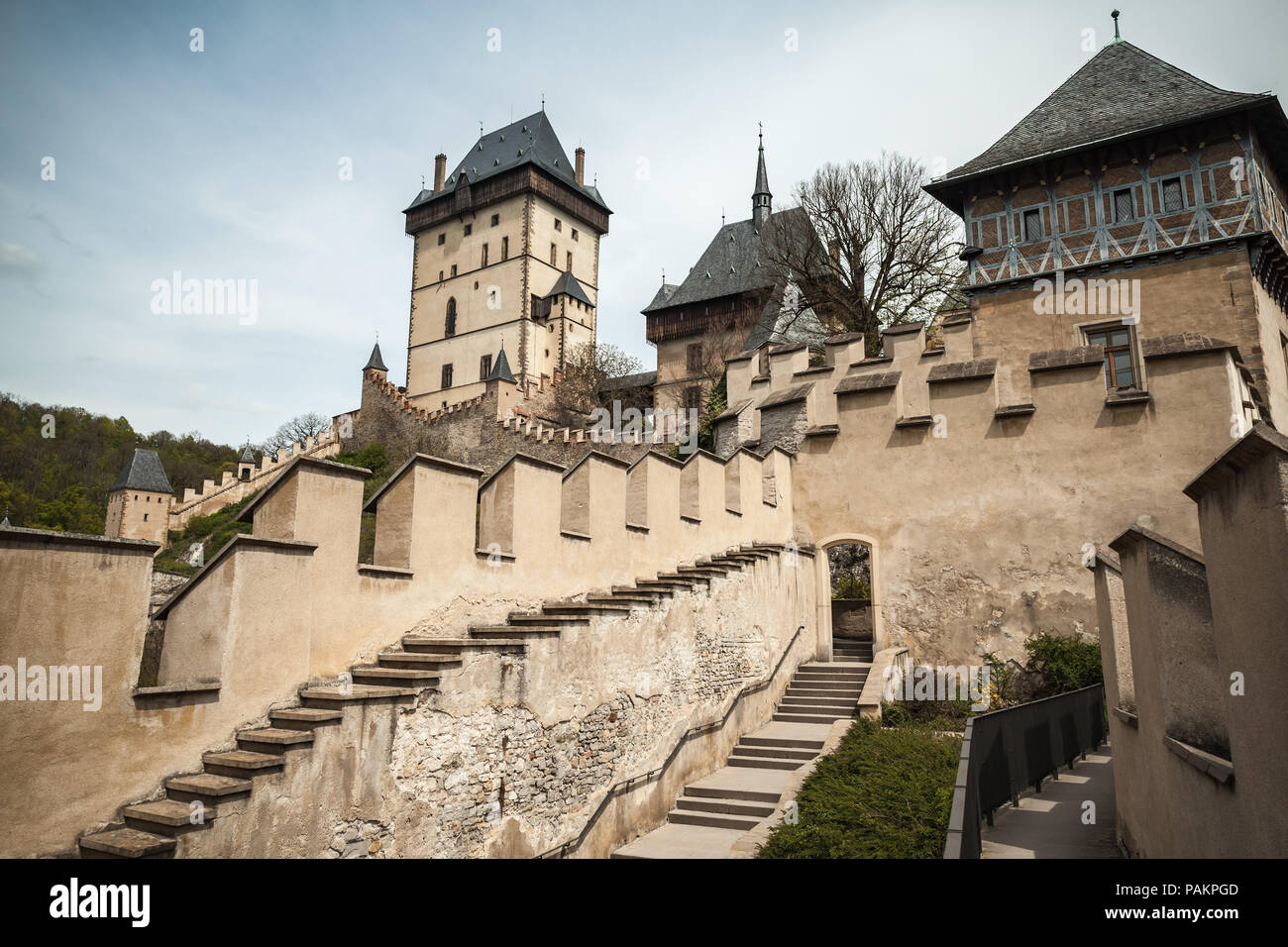 Burg Karlstein an der Außenseite. Gegründet 1348 CE von Karl IV., Kaiser des Heiligen Römischen Reiches - Wählen und König von Böhmen. Karlstejn Dorf, Tschechische Republik. Vintage Stockfoto