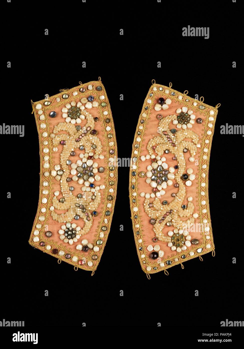 Manschetten. Kultur: Russisch. Datum: 4. Quartal 18. Dieses Objekt wird aus der Sammlung von Natalia de Shabelsky (1841-1905), eine russische Adlige gezwungen, zu bewahren, was Sie als The vanishing Volkskunst und Traditionen ihrer Heimat wahrgenommen. Ausgedehnten Reisen in ganz Russland, sammelte sie viele gute Beispiele für textile Kunst der wohlhabenden Bauernstandes. Von 1870 bis 1902 nach Frankreich ziehen, Shabelsky eine große Sammlung von Aufwändig bestickte Hand angesammelt - gewebt, Heimtextilien und opulente Festival Kleider mit reicher Dekoration und aufwendigen Motiven. Die Br Stockfoto