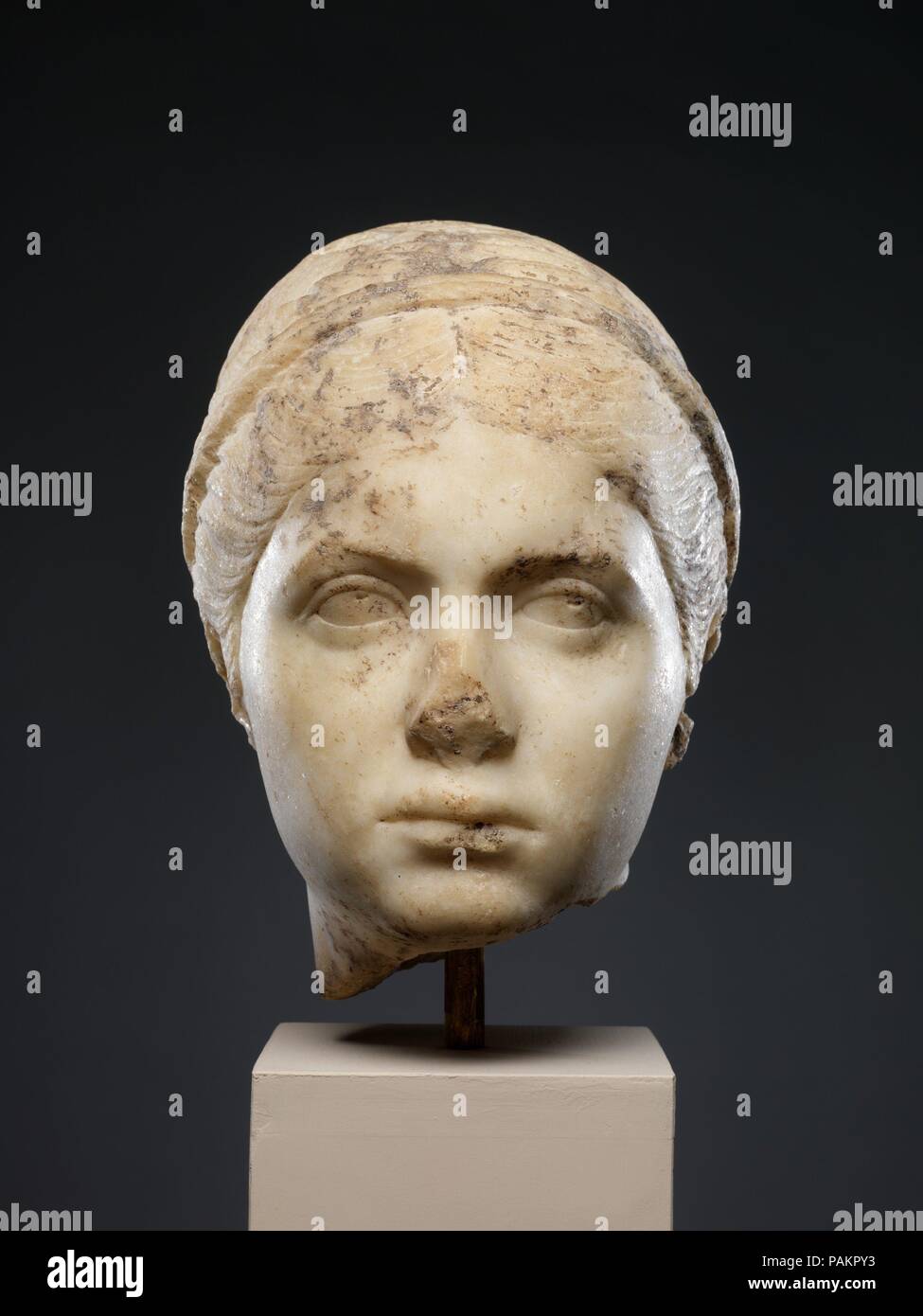 Marmor Porträt einer jungen Frau. Kultur: Roman. Abmessungen: H.10 cm. (25,7 cm). Datum: Ca. Chr. 139-150. Das Mädchen Haare geflochten Spule auf der Rückseite des Kopfes imitiert den Stil getragen von Faustina der Jüngere, Frau des Kaisers Marcus Aurelius (r. Chr. 161-180), wie sie auf Münzen so spät wie A.D. 140-150 dargestellt wird. Museum: Metropolitan Museum of Art, New York, USA. Stockfoto