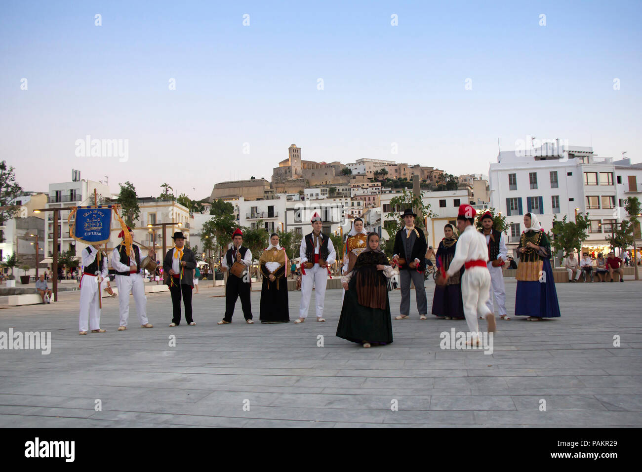 IBIZA/Spanien - 23. Juni: Folklore Gruppe führt den traditionellen Tanz in traditionellen Kostümen am 23. Juni 2017 in Ibiza, Spanien Stockfoto