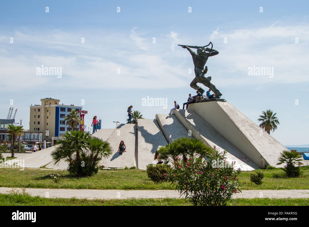 Albanien, der Stadt Durres, die Kinder spielen auf dem Denkmal im Sommer Stockfoto
