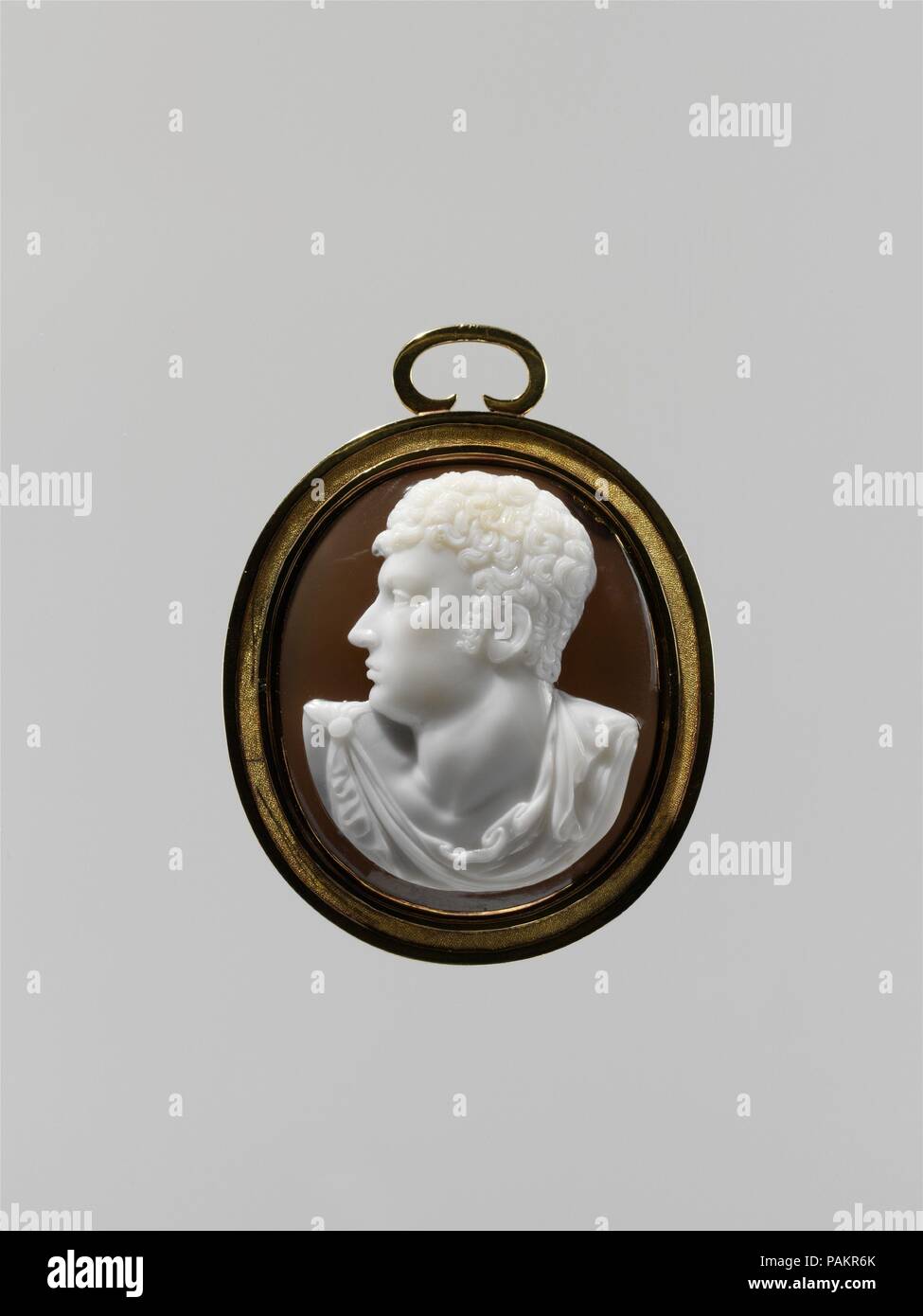 George Gordon, Lord Byron. Kultur: Italienisch, wahrscheinlich Rom. Abmessungen: Insgesamt: 1 7/8 x 1 5/8 in. (4,8 x 4,1 cm); sichtbare Cameo (bestätigt): 38,1 x 33,4 mm. Datum: Ca. 1820. Dieses Portrait könnte Datum jeder Zeit zwischen Veröffentlichung der Byrons Childe Harold's Pilgrimage (1812-18), mit dem Dichter globalen Ruhm gebracht, und seinem Tod im Jahr 1824. Byrons physischen Attraktionen wurden von vielen anerkannt, sondern als ein Beobachter, Lady Blessington, sagte, "ich bin sicher, daß, wenn zehn Personen mit der Aufgabe der Beschreibung von Byron, keine zwei, der zehn verpflichtet, in ihrem Urteil ihn respektieren zustimmen würde." Die lange Nase, t Stockfoto