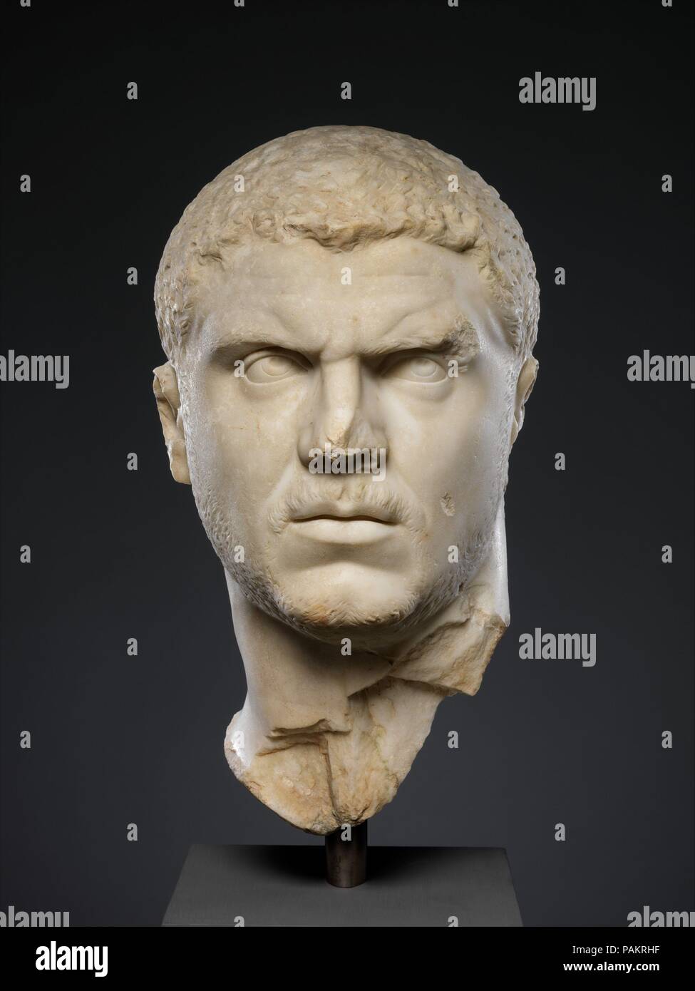 Marmor Porträt des Kaiser Caracalla. Kultur: Roman. Abmessungen: H.14 cm. (36,2 cm). Datum: A.D. 212-217. Caracalla fand der offizielle Name von M.Aurelius Antoninus Pius als Teil der Versuch der Severan dynasty als legitime und würdige Nachfolger der secondcentury Antonine Kaiser zu erscheinen. Trotz dieser, in seiner offiziellen portraiture, er gab die üppigen Haar und Bart seiner Vorgänger für eine militärische Style durch eng beschnitten Locken und einen Drei-Tage-Bart charakterisiert. Eine antike Quelle Datensätze, die auf dem Sterbebett seines Vaters Septimius Severus, Caracalla zu 'enri Stockfoto Marmor Porträt des Kaiser Caracalla. Kultur: Roman. Abmessungen: H.14 cm. (36,2 cm). Datum: A.D. 212-217. Caracalla fand der offizielle Name von M.Aurelius Antoninus Pius als Teil der Versuch der Severan dynasty als legitime und würdige Nachfolger der secondcentury Antonine Kaiser zu erscheinen. Trotz dieser, in seiner offiziellen portraiture, er gab die üppigen Haar und Bart seiner Vorgänger für eine militärische Style durch eng beschnitten Locken und einen Drei-Tage-Bart charakterisiert. Eine antike Quelle Datensätze, die auf dem Sterbebett seines Vaters Septimius Severus, Caracalla zu 'enri Stockfoto