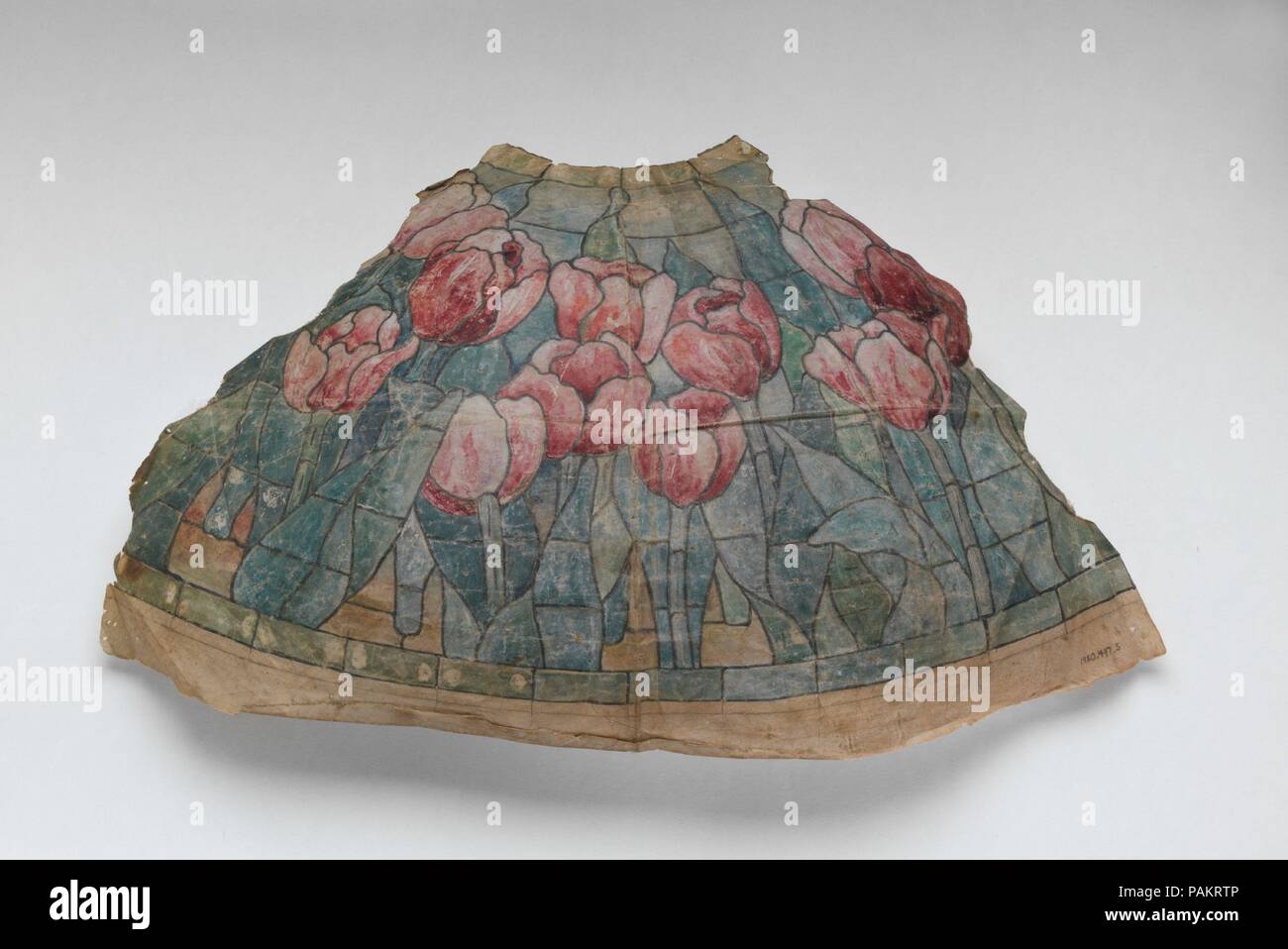 Muster Muster für einen Lampenschirm. Kultur: American. Abmessungen: 1980.497.5 a: 9 1/2 x 16 1/16-in. (24,1 x 40,8 cm) 1980.497.5 b: 9 9/16 x 5 1/2 in. (24,3 x 14 cm). Teekocher: Tiffany Studios (1902-32). Datum: 1900-1907. Florale Motive dominieren einige der eindrucksvollsten Natur inspirierte Lampenschirme von Tiffany Studios produziert. Das Tulip war ein beliebtes Thema und wie dieses Beispiel Muster zeigt, die Farben reichen von reichen Rosa und Dunkelrot für eine Reihe von Blau- und Grüntönen für das Laub. Dieses aquarell Rendering auf Leinen ist der erste Schritt bei der Herstellung eines Tiffany Studios Lampenschirm. Nach der Genehmigung Stockfoto