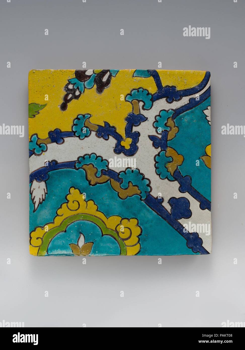 Square Tile, die Wolken. Abmessungen: H. 9. (22,9 cm) W. 8 7/8 in. (22,5 cm) D) 7/8 in. (2.2 cm). Datum: 17. Dieses Quadrat Fliesen würde ursprünglich Teil einer größeren dekorative Regelung gewesen und hat mit dem cuerda seca dekorative Technik erstellt. Im wahrsten Sinne des Wortes 'dry Cord' dieser Prozess mit einem Wachs Grenze zwischen farbigen Glasuren beteiligt, um Sie vom Mischen während des Brennprozesses zu verhindern. Cuerda seca ersetzt Mosaiken als kostengünstiger und schneller polychrome Technik. Während der Safawidischen Zeitraum, design Motive mit dichten Blumen wie chrysa Stockfoto