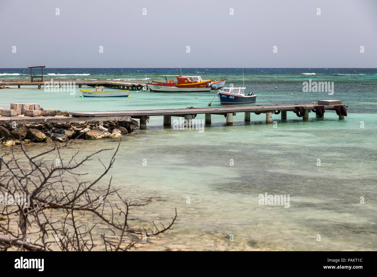 Fischerboote am Strand von Rodgers, Aruba, Karibik Stockfoto