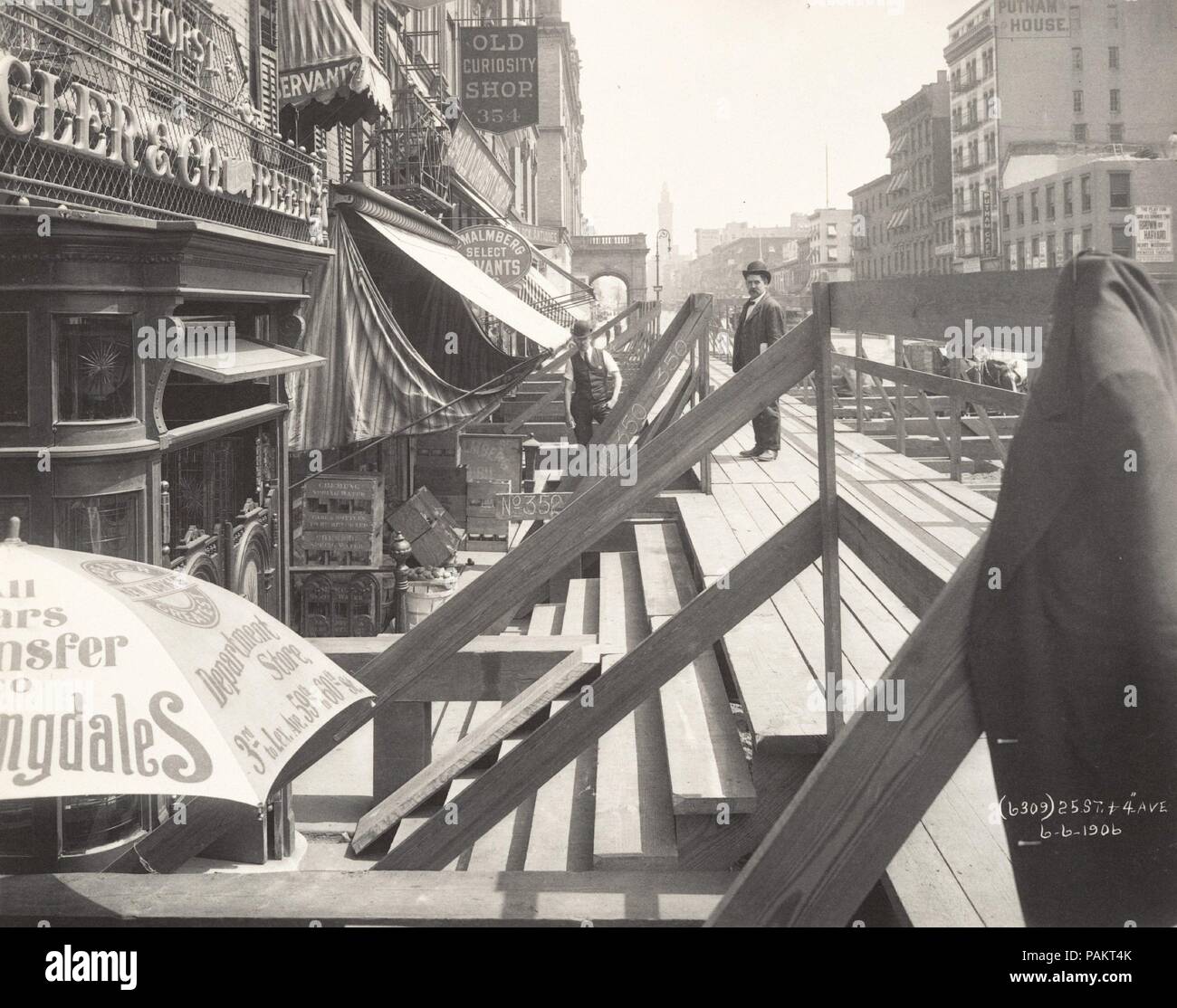 [Interborough Rapid Transit (IRT) Bau, 25th Street und 4. Avenue, New York City]. Artist: W.R.C. (Amerikanisch, aktive Ca. 1900s 1930s). Abmessungen: Bild: 19 x 24 cm (7 1/2 x 9 7/16 in.). Datum: 1906. Diese beiden Fotos sind von einer Gruppe von etwa 2000, die von der Interborough Rapid Transit Company (IRT) in Auftrag gegeben wurden der Bau der ersten offiziellen U-Bahn in New York City, das im Jahre 1904 eröffnete zu dokumentieren. Die Leitung verbunden Rathaus zum Times Square über Fourth Avenue (jetzt Lexington Avenue) und lief dann bis Broadway. Während das obere Foto zeigt den Earl Stockfoto