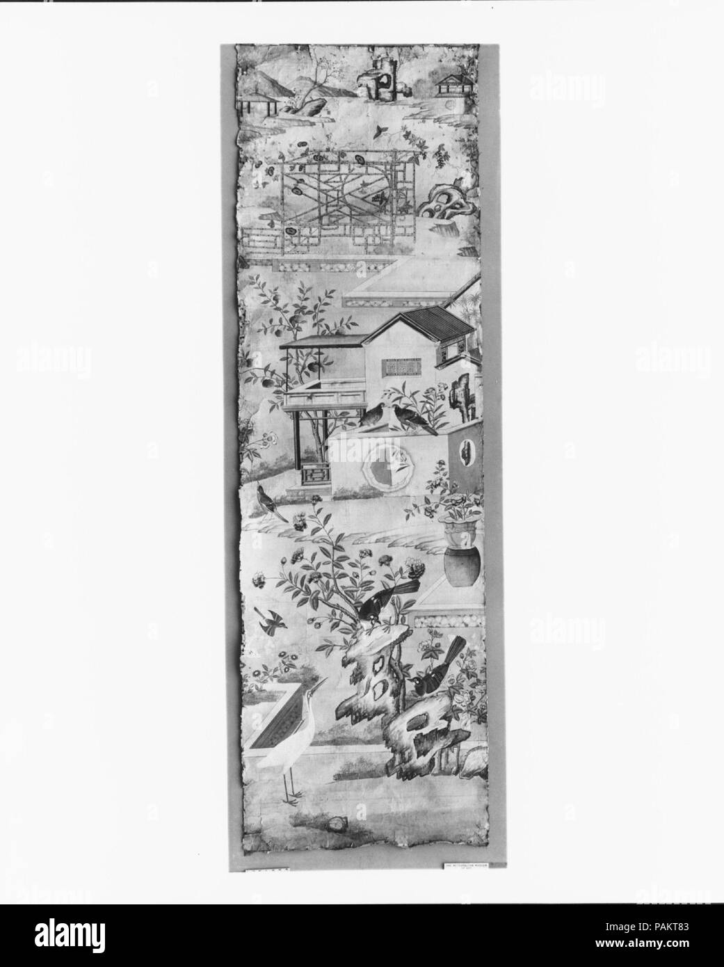 Wallpaper Panel. Abmessungen: 123 x 36 cm. (312.4 x 92.7 cm). Datum: 1700-1730. Dieses Wallpaper ist Teil eines ursprünglich aus siebzehn Stücke (siehe 14.106.1-.16 Für eingestellt.). Die Tafeln zeigen Gebirgslandschaften, Szenen mit Häusern, Vögel, und blühenden Sträuchern. Sie waren Hand in China während der frühen achtzehnten Jahrhundert für den Export nach England gemalt. Dort, wie in Amerika, so exotischen Tapete genossen eine Mode unter den modischen Gentry. Ein großer Luxus betrachtet, Reichtum und die Farben an der Wand. Diese Tapete hing in einem englischen Haus für zwei hundert Jahre. Die Panels Stockfoto