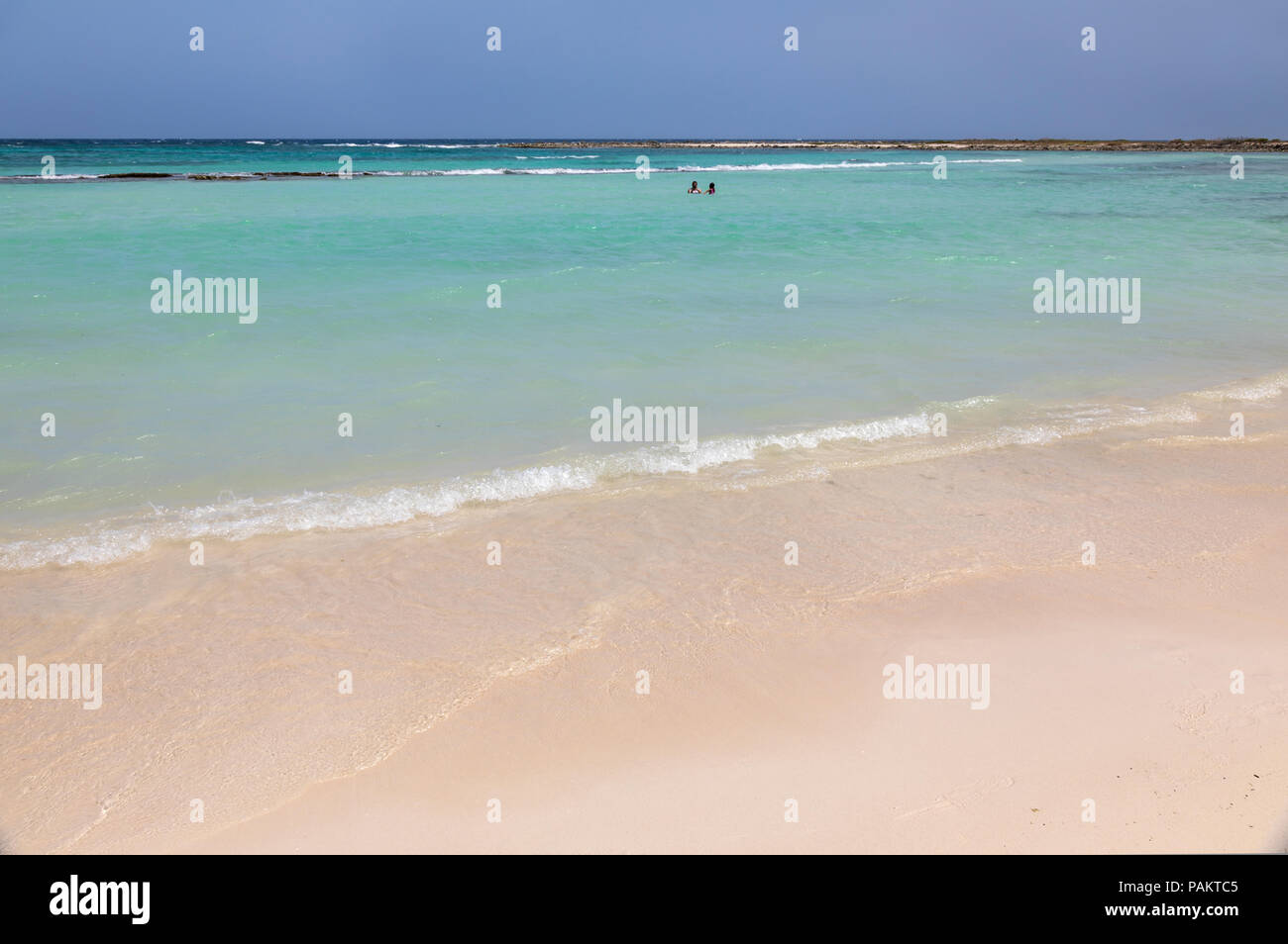 Türkisfarbene Karibische Meer am Baby Beach, Aruba, Karibik Stockfoto