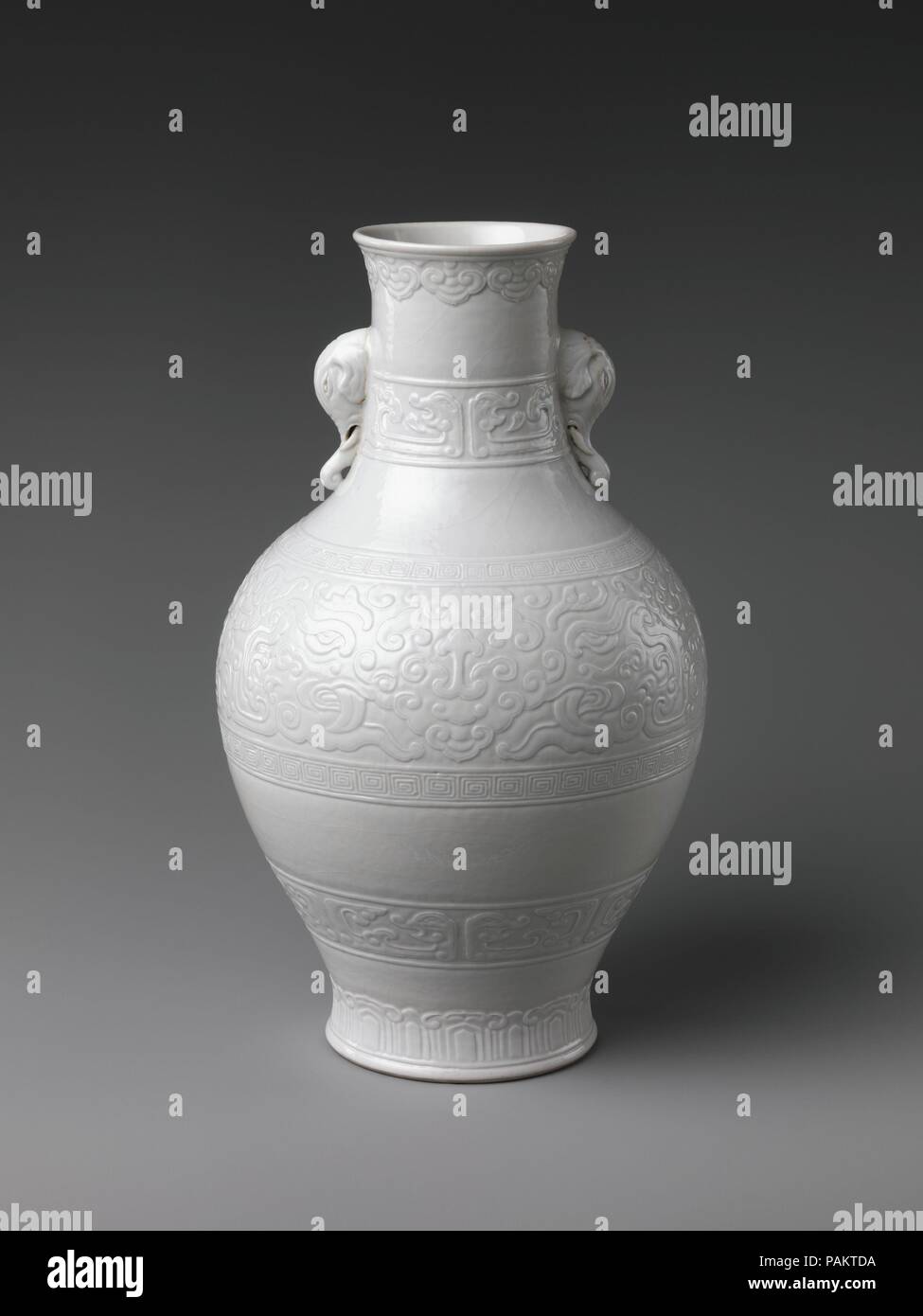 Vase mit Elefantenköpfen und Cloud Designs. Kultur: China. Abmessungen: H.10 in. (25,4 cm); Durchm. 6 in. (15,2 cm). Im achtzehnten Jahrhundert, die Brennöfen in Jingdezhen begann Porzellane aus einem anderen Werkstoff zu machen. Wie huashi, oder 'Slippery Stein bekannt, "diese teures Material, oft als weiche Paste, wurde verwendet, um dünne Schiffe, die häufig mit eingeschnittenen oder angehobene Designs unter Glasur dekoriert waren. Während die Gründe für ihre Einführung bleiben unklar, es ist bemerkenswert, dass weiche Paste leicht carvable ist, und seine Verwendung hätte somit Verwandt mit gleichzeitigen Interessen in der MANIP. Stockfoto