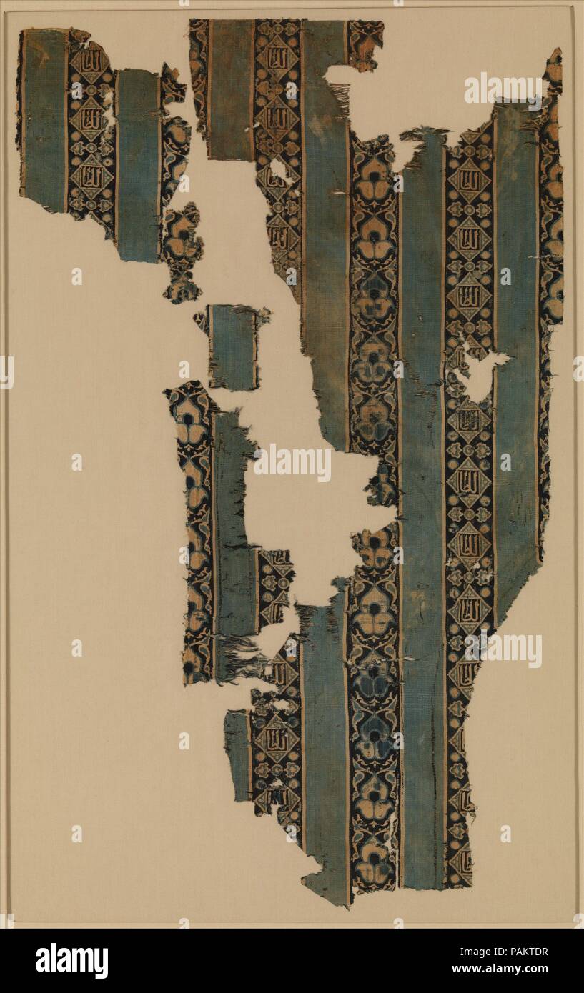 Textile Fragment. Abmessungen: Textil: H. 24. (61 cm) W. 14 3/4 in. (37,5 cm). Datum: 14. Obwohl fragmentarisch, genug von diesem textilen überlebt für eine korrekte Rekonstruktion zu ermöglichen. Die Zusammensetzung ist auf zwei sich wiederholenden Bands in einer von denen das Design besteht aus einer Reihe von 3-gelappten Blätter mit split Palmetten in den Zwischenräumen zentriert, ein Motiv, das in der Regel auf Architektur und andere dekorative künste gefunden beherrscht die zweite Band sind eine Reihe von lutschtabletten Framing die verkürzte Form des Wortes al-Sultan, den Titel nach Mamluk Herrscher geschenkt, vielleicht die Verknüpfung dieses Fragment Stockfoto