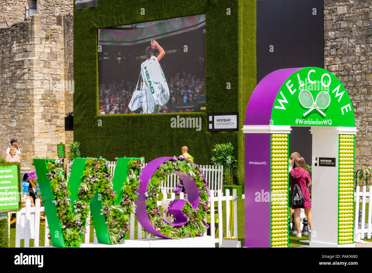 Große Wimbledon Tennis Public Viewing in der Westquay Esplanade entlang der alten Stadtmauer in Southampton, im Juli 2018, England, Großbritannien Stockfoto