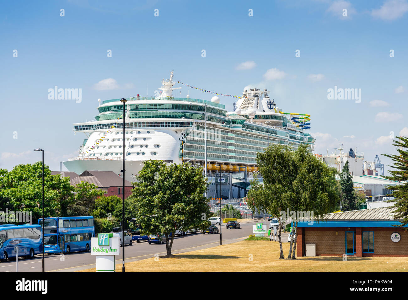 Das Kreuzfahrtschiff "Unabhängigkeit des Meeres" an der Southampton City Cruise Terminal im Sommer 2018 günstig, Southampton, England, Großbritannien Stockfoto