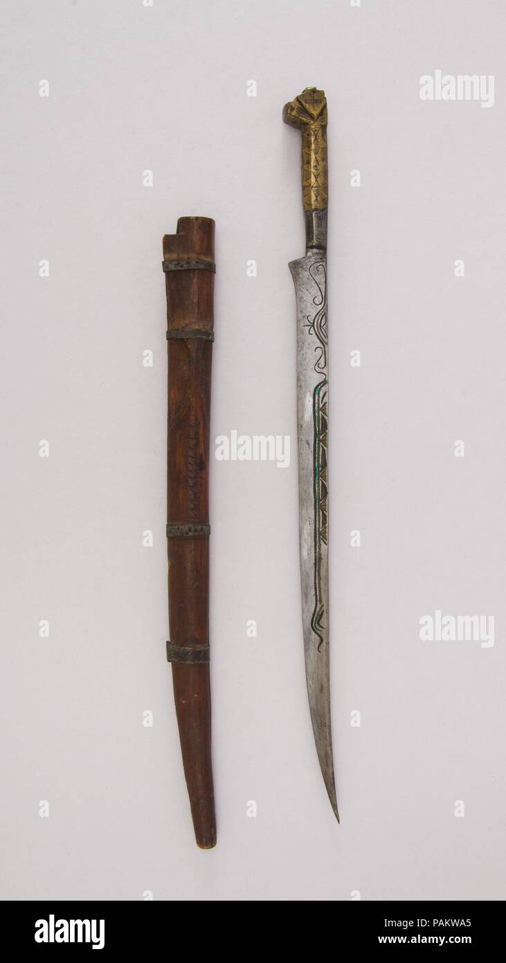 Messer (Flyssa) mit Scheide. Kultur: marokkanisch. Abmessungen: H. mit Scheide 18 1/16-in. (45,9 cm); H. ohne Scheide 17. (43,2 cm); H. von Klinge 13 cm. (33,7 cm); W. 1. (2,5 cm); Wt. 6.5 oz. (184.3 g); Gew. der Ummantelung 2.1 oz. (59,5 g). Datum: 19. Museum: Metropolitan Museum of Art, New York, USA. Stockfoto