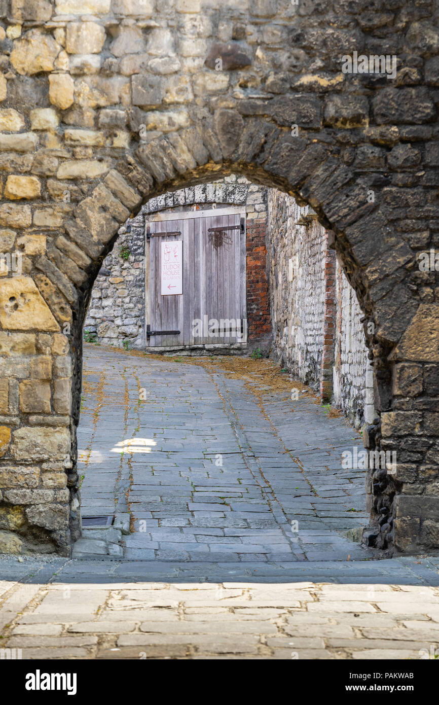 Blue Anchor Gate - einem der Tore zur Altstadt in Southampton City Centre als Teil der alten Stadtmauer, Hampshire, England, Großbritannien Stockfoto