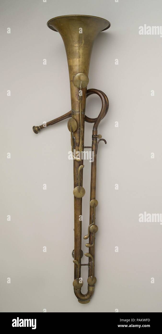 Tenor (Alto) Ophicleide in E-flat. Kultur: Belgische. Abmessungen: Insgesamt: 19 x 86,5 cm (7 1/2 x 34 1/16 in.). Teekocher: Eventuell von Charles Joseph Sax (Belgische, Dinant, Belgien 1790-1865 Paris). Datum: Ca. 1825-65. Museum: Metropolitan Museum of Art, New York, USA. Stockfoto
