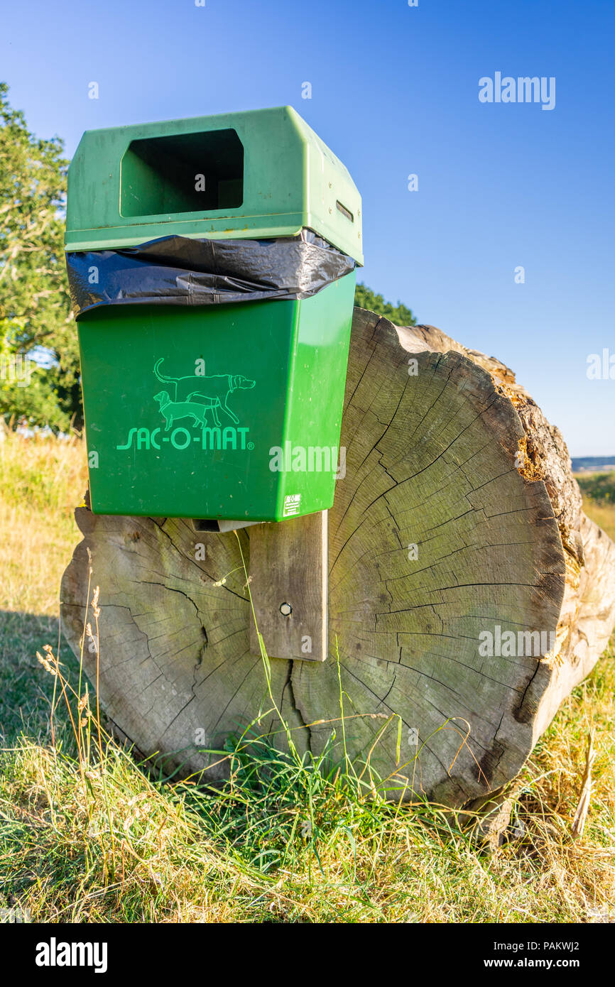 Grüne hund Abfalleimer in der englischen Landschaft, England, Großbritannien Stockfoto