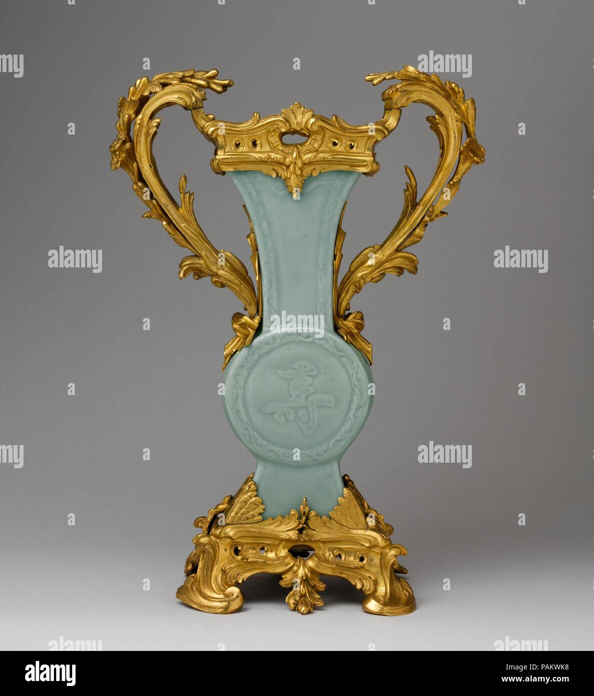 Paar Vasen. Kultur: Chinesisch mit französischen Mounts. Abmessungen: Jede: H.15-1/16x W. 10-7/8 x D 6-1/4-in. (38,3 x 27,6 x 15,9 cm). Datum: Porzellan Mitte des 18. Jahrhunderts, mountet Ca. 1740-50. Diese blau grün celadon Vasen tragen die chinesischen Schriftzeichen Shou ("langes Leben") in Flachrelief. Ursprünglich größer, die Vasen wurden gekürzt und in Paris mit gescrollt und Griffe, Lippe, und Base durchbohrt. Die Befestigungen wurden im Vergleich zu der Arbeit von Jean-Claude Duplessis Père (Ca. 1695-1774), eine talentierte Goldschmied, vergoldete Bronze Arbeiter, und Porzellan Designer. Duplessis's Name tritt regelmäßig in der Livre-Journal Stockfoto