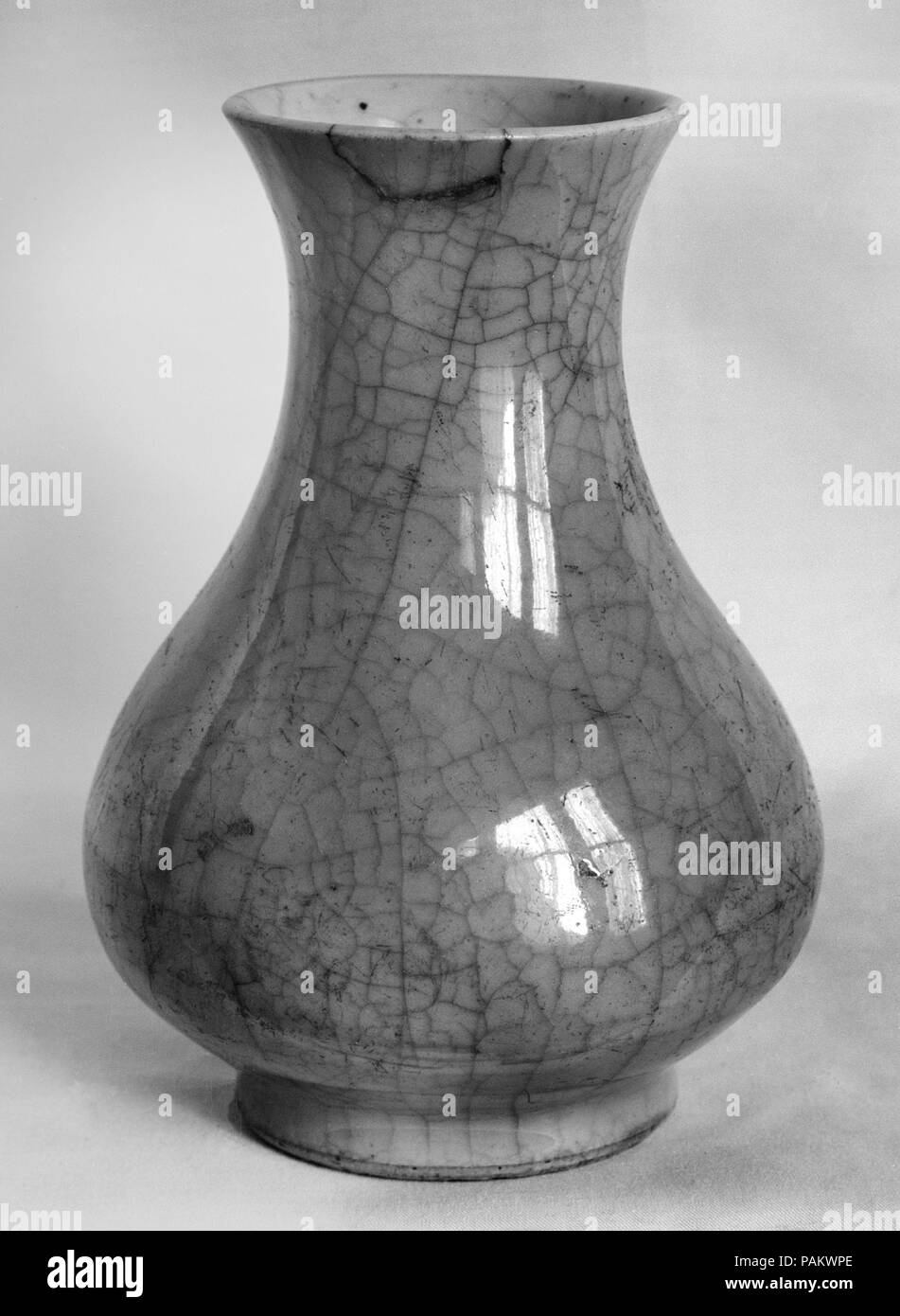 Vase. Kultur: China. Abmessungen: H. 5 1/4 in. (13,3 cm). Museum: Metropolitan Museum of Art, New York, USA. Stockfoto