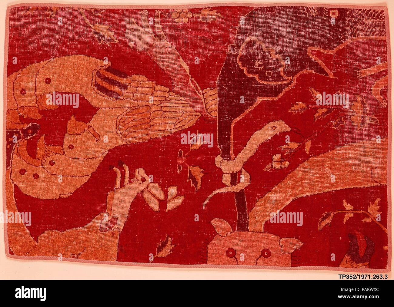 Fragment eines Tieres Teppich. Abmessungen: Wolldecke: L. 30 11/16 in. (78 cm) W. 21 7/16 in. (54,5 cm). Datum: Ende des 16. Jahrhunderts. Das Thema des Phantastischen, grotesken Tiere beliebt war im letzten Quartal des sechzehnten Jahrhunderts in Mughal India. Dieser Teppich Fragment der kammgarn Stapel auf Baumwolle Kette und Schuss ist einer der seltensten Arten der Mughal Teppiche. Eine Ziege ragt aus dem Mund eines Löwen, während sich überlappende Vögel gegenseitig vor einem roten Hintergrund typische der Mughal Teppiche Gesicht. Die allgemeine Regelung ist rätselhaft mit spärlichen Laub zwischen den Kreaturen. Es scheint zur Biene haben Stockfoto
